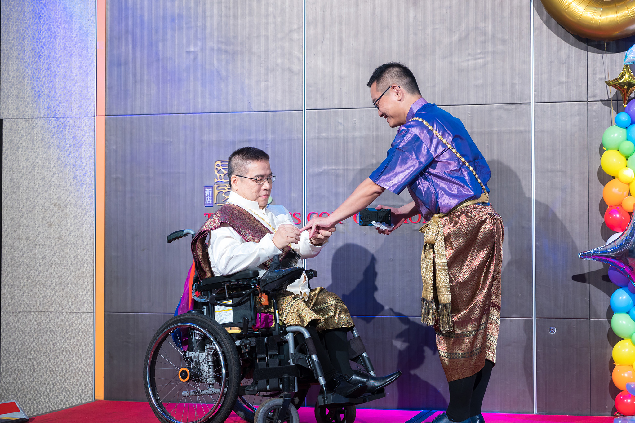 同志身障者黃智堅（左）與伴侶Great（右）在朋友與家人協助下，完成身障同志婚禮。（公視提供）