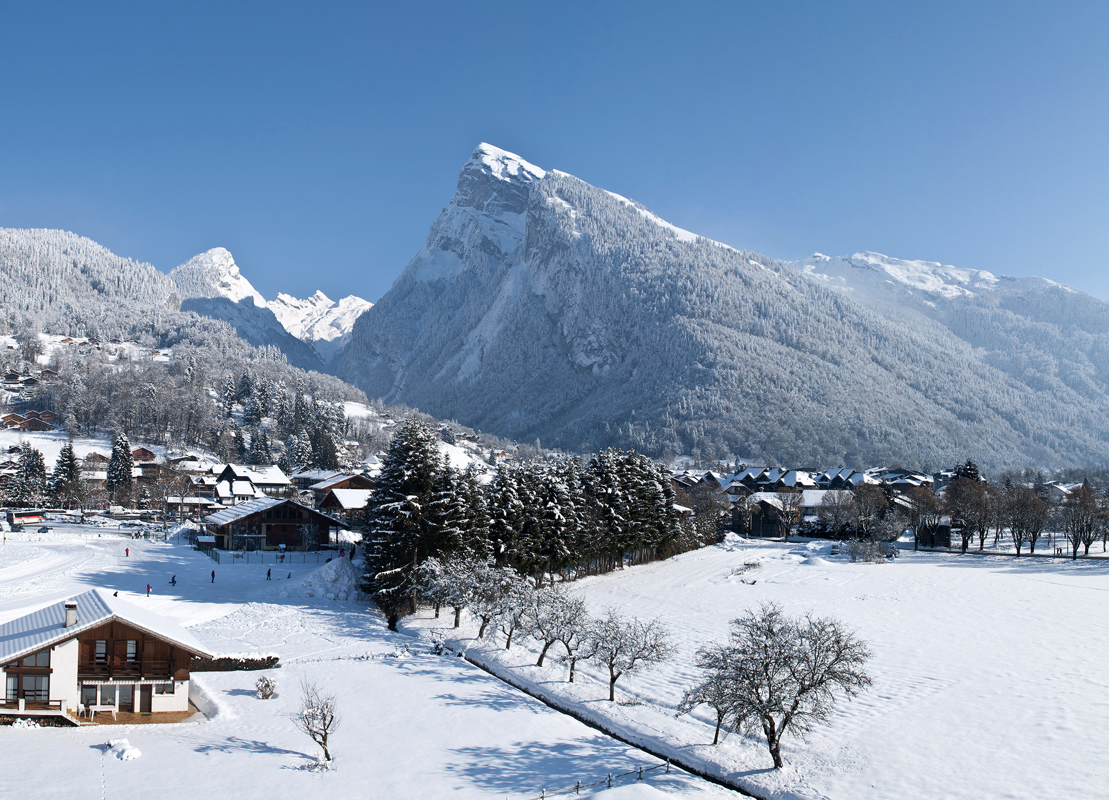 被7座山環抱的「薩莫安斯」，是一座距離大型雪場很近，卻能讓人暫時遠離塵囂的山谷小鎮。（Samoëns提供）