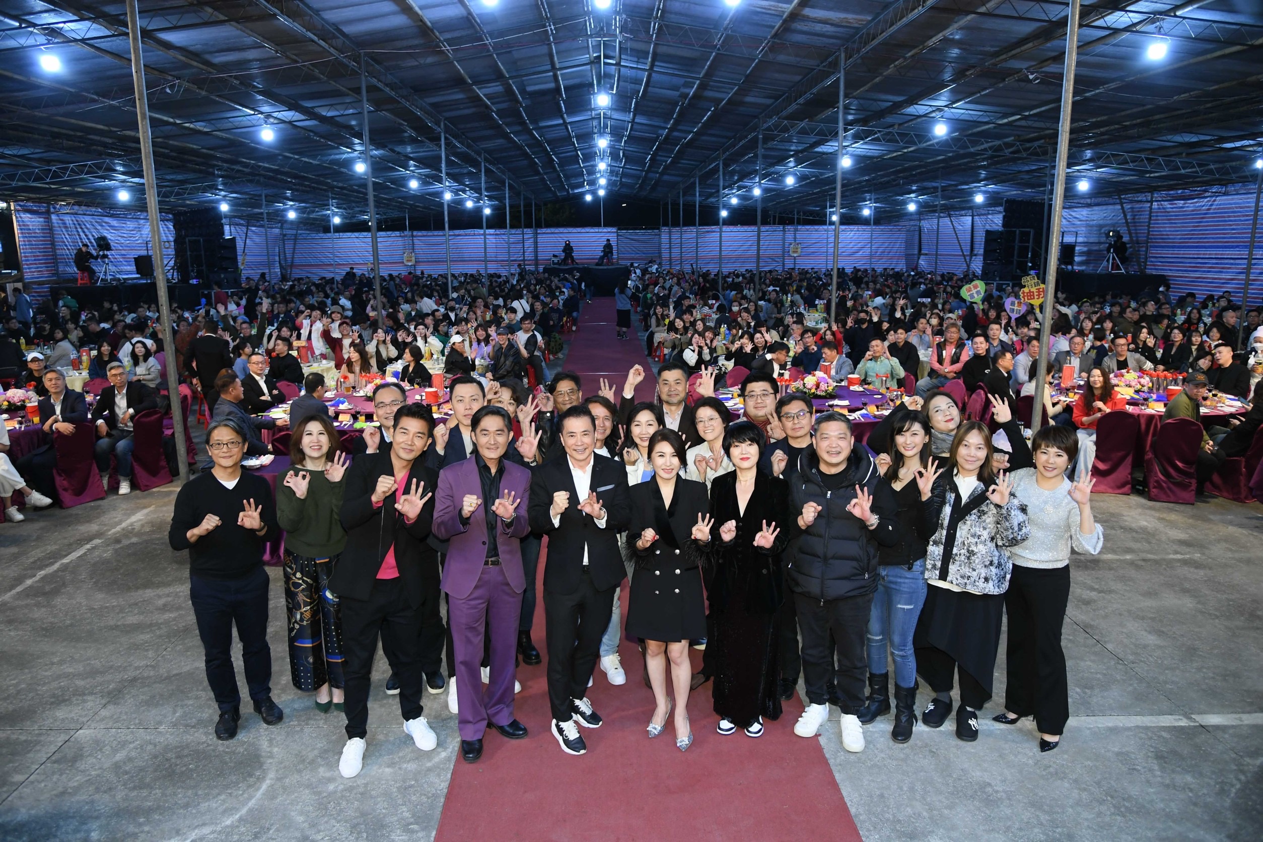 陳珮騏(左起)苗可麗、江國賓、謝承均和董事長張榮華一起抽出74萬大獎。(三立提供)