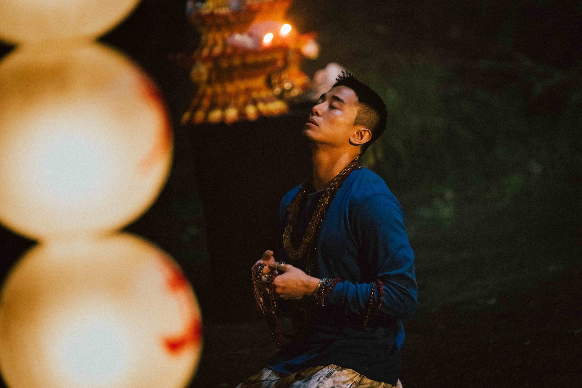 孟軒於《死亡之握:鬼牽手》中挑戰招靈遊戲,其著魔神情詭異,呈現被邪靈纏身的驚悚氛圍。(網銀國際提供)
