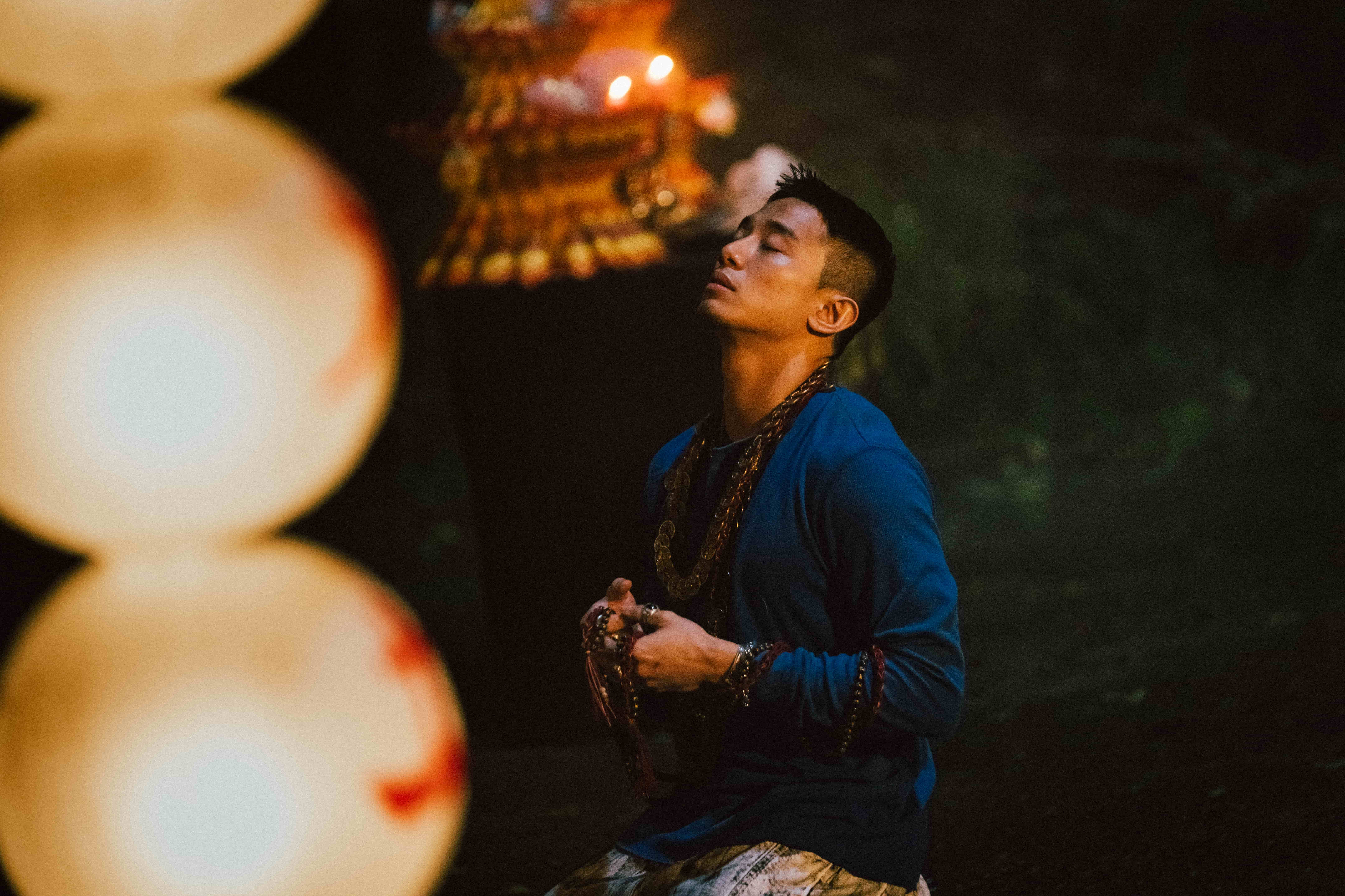 孟軒於《死亡之握：鬼牽手》中挑戰招靈遊戲，其著魔神情詭異，呈現被邪靈纏身的驚悚氛圍。（網銀國際提供）