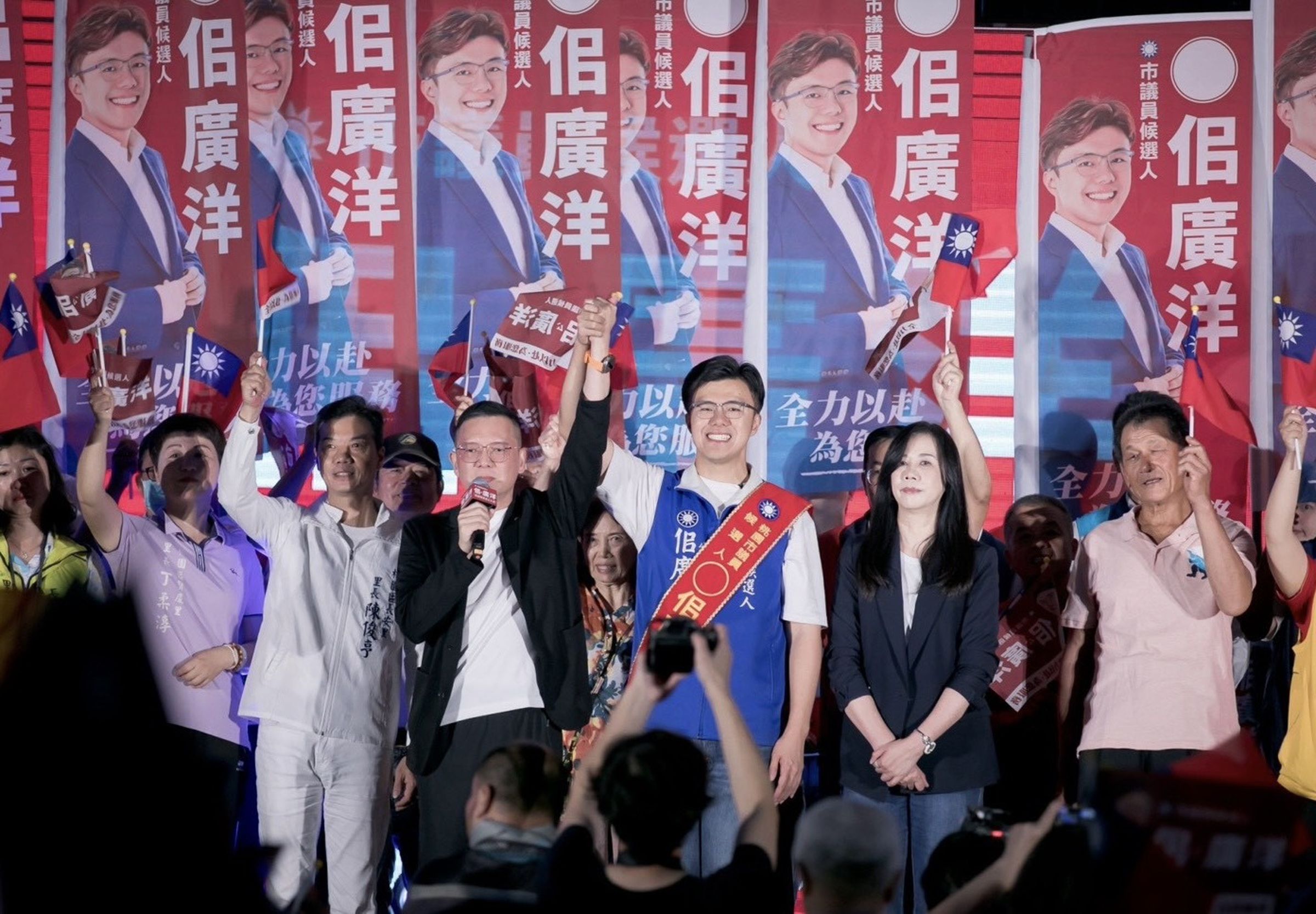 國民黨立委萬美玲（右２）之子佀廣洋（右３）以無黨籍身分參選市議員，今（18）日舉辦競選總部成立大會，前立委孫大千（左４）出席力挺。(佀廣洋競選總部提供）