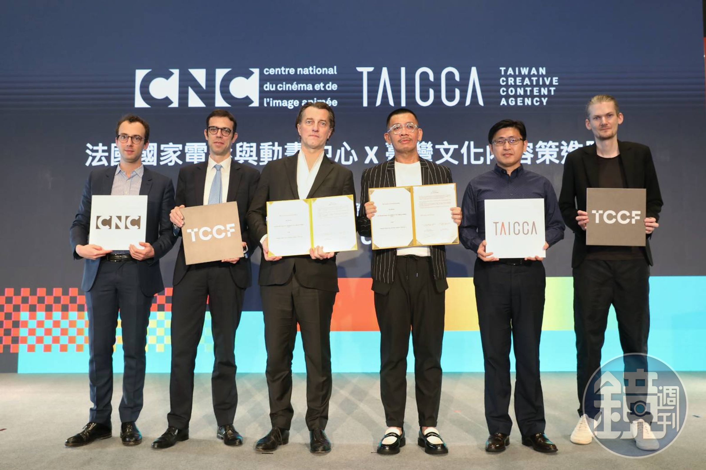 CNC歐洲及國際事務總監Jérémie Kessler（左起）、法國在台協會主任巴黎思、CNC董事長多明尼克布東納、文策院董事長蔡嘉駿、文策院院長盧俊偉和文策院顧問敖瀚林於簽署後合照。