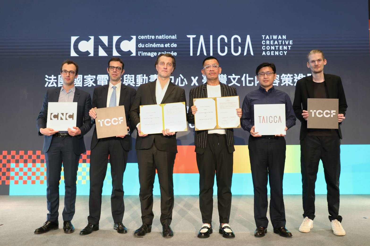 CNC歐洲及國際事務總監Jérémie Kessler（左起）、法國在台協會主任巴黎思、CNC董事長多明尼克布東納、文策院董事長蔡嘉駿、文策院院長盧俊偉和文策院顧問敖瀚林於簽署後合照。