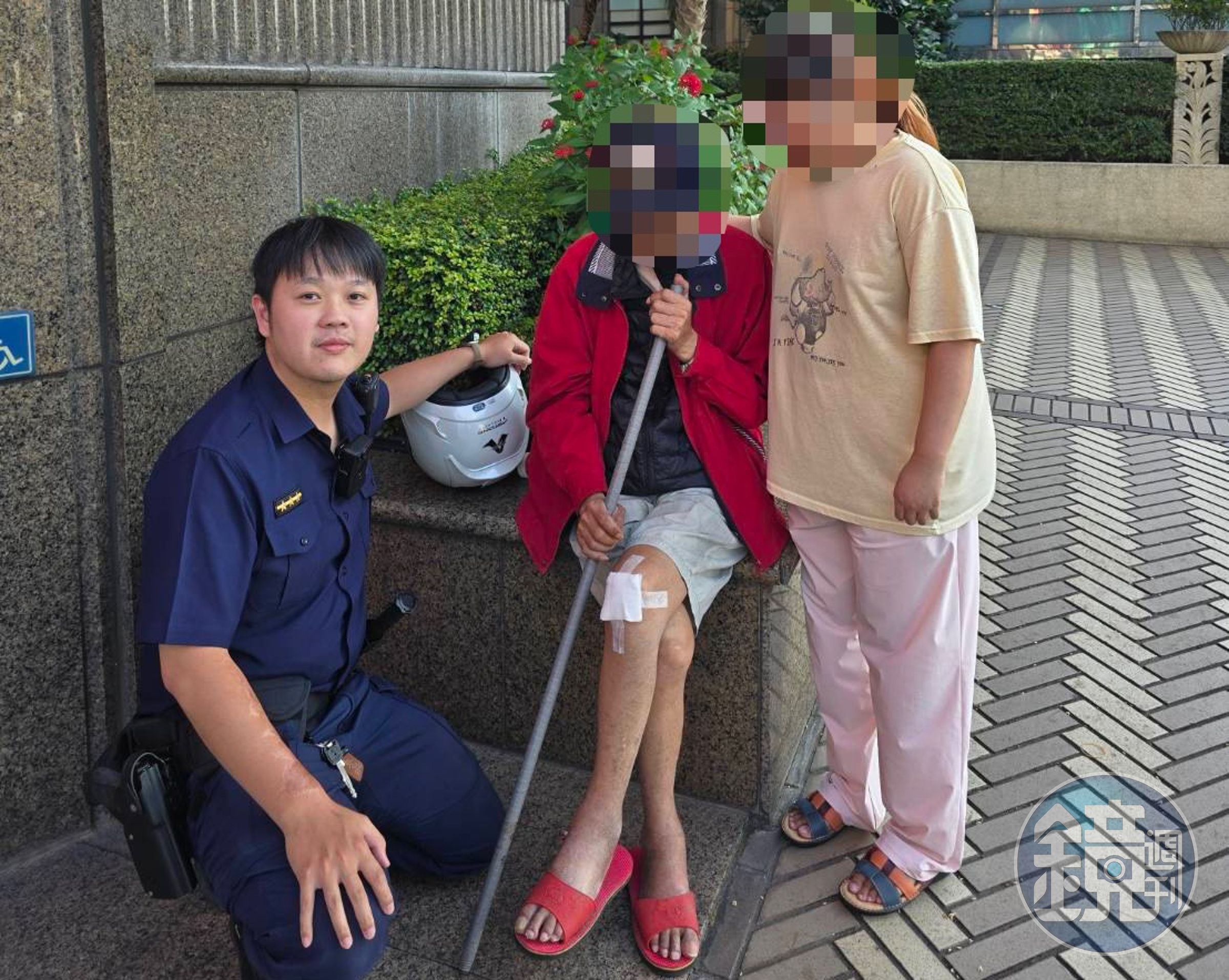 老翁不慎路倒，經警方協助聯繫其孫女到場助其返家。