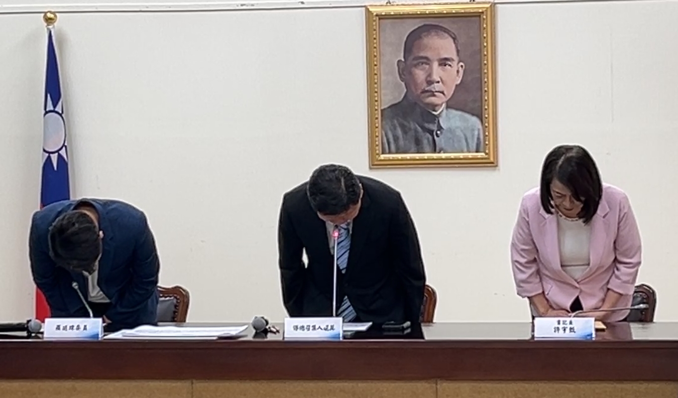 傅崐萁今難得鞠躬道歉,綠營則批此舉有如「種打人一巴掌再給糖」。(翻攝自國民黨團直播)