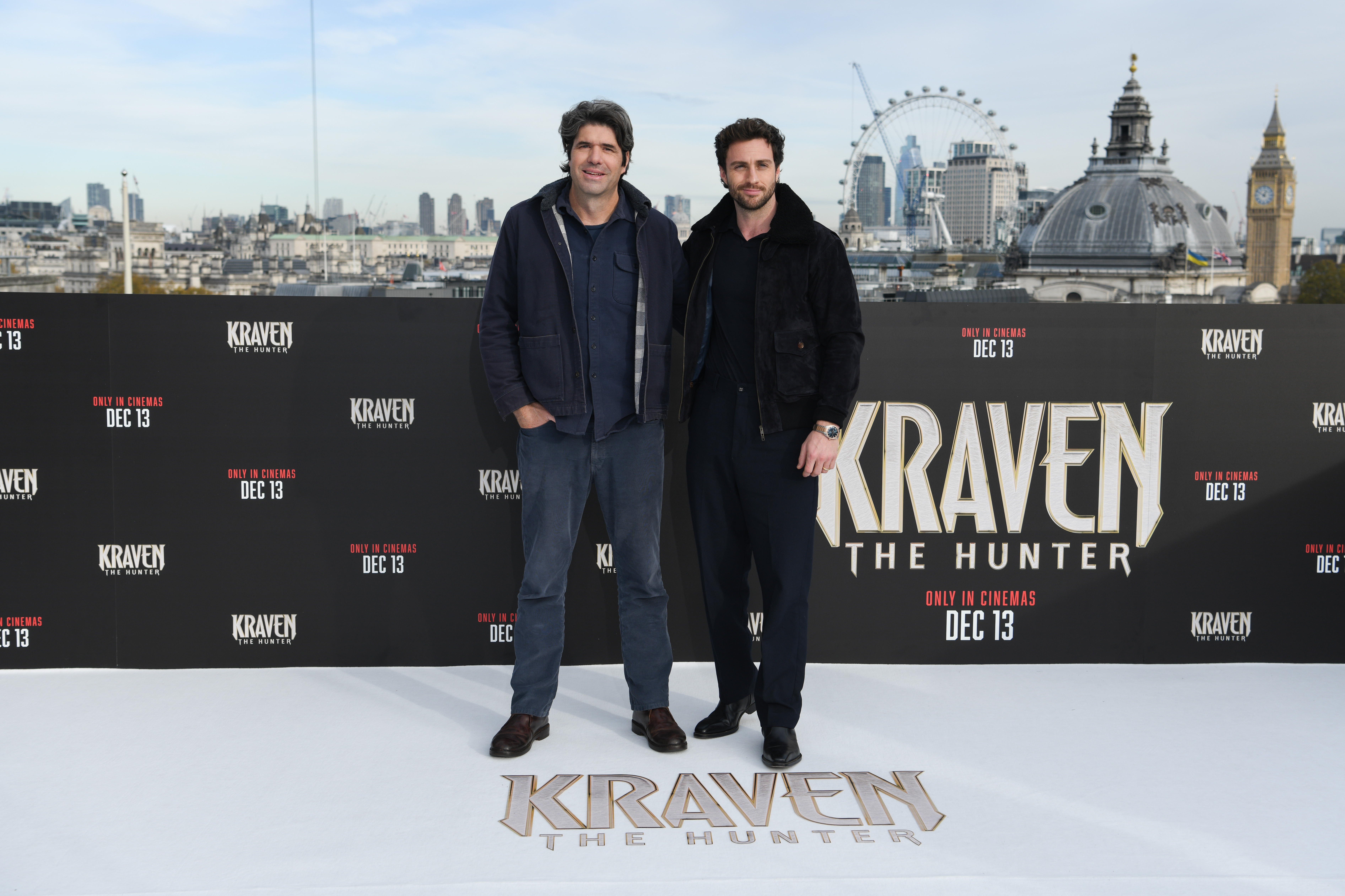 《獵人克萊文》導演J.C. 錢德爾（左）與男主角亞倫泰勒強森（右）一起在英國出席宣傳活動。（索尼影業提供）