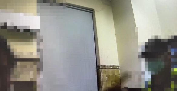 69歲男子在門診內情緒失控攻擊醫師，警方到場將他帶回偵辦。（翻攝畫面）