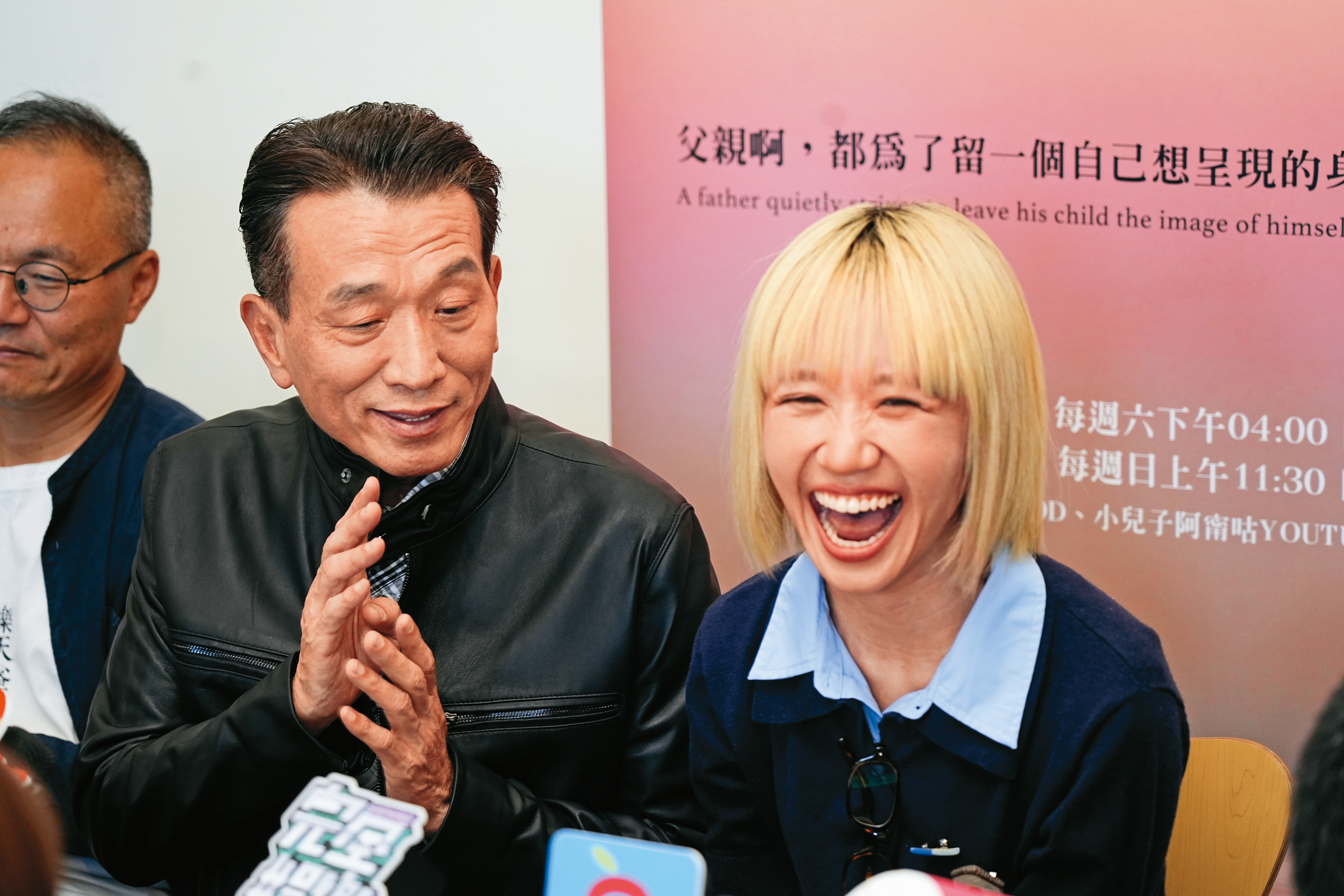 Lulu（右）這毫無形象的姑婆笑，確定不會嚇跑精主嗎…左為爸爸黃路家翔。