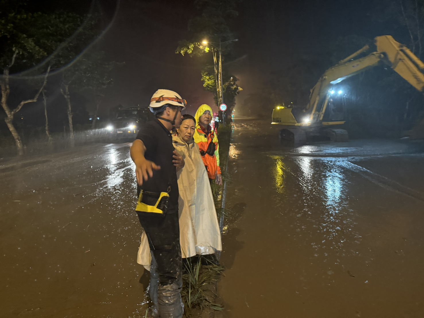 受鳳凰颱風外圍環流及東北季風影響，花蓮今日風雨連連，晚間馬太鞍溪溪水暴漲，已淹沒台9線部分路段。（翻攝自徐榛蔚臉書）