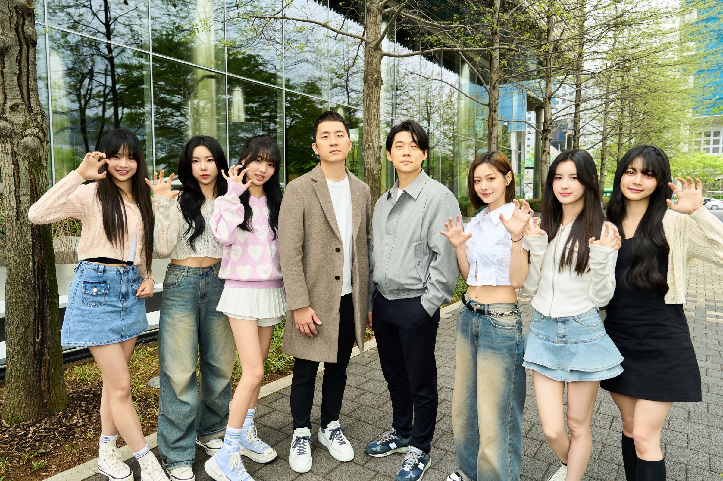 GENBLUE幻藍小熊預計7月23日推「出道先行曲」,天空娛樂創辦人大剛(中左)豪氣放話「對GENBLUE預算投資無上限。」(天空娛樂)