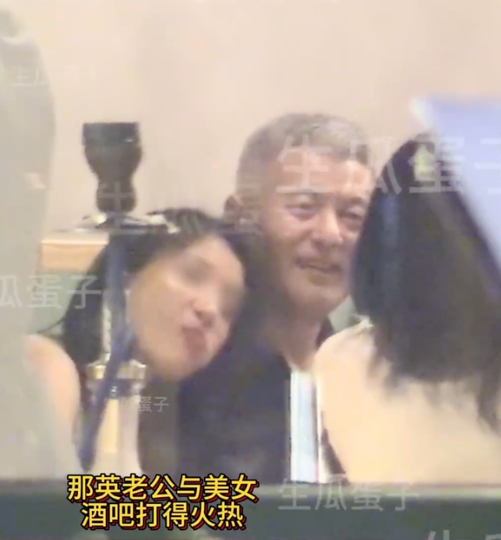 孟桐離開餐廳時,女子緊扶他的手臂不放。(翻攝AAA生瓜蛋子微博)