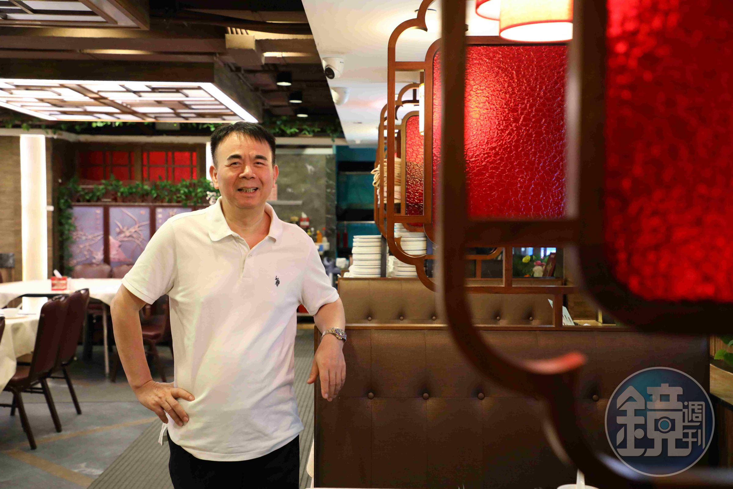 橋底辣蟹老闆黃清團20歲入行跟水上人學廚，後來在鵝頸橋下擺攤賣避風塘炒蟹和熱炒起家。