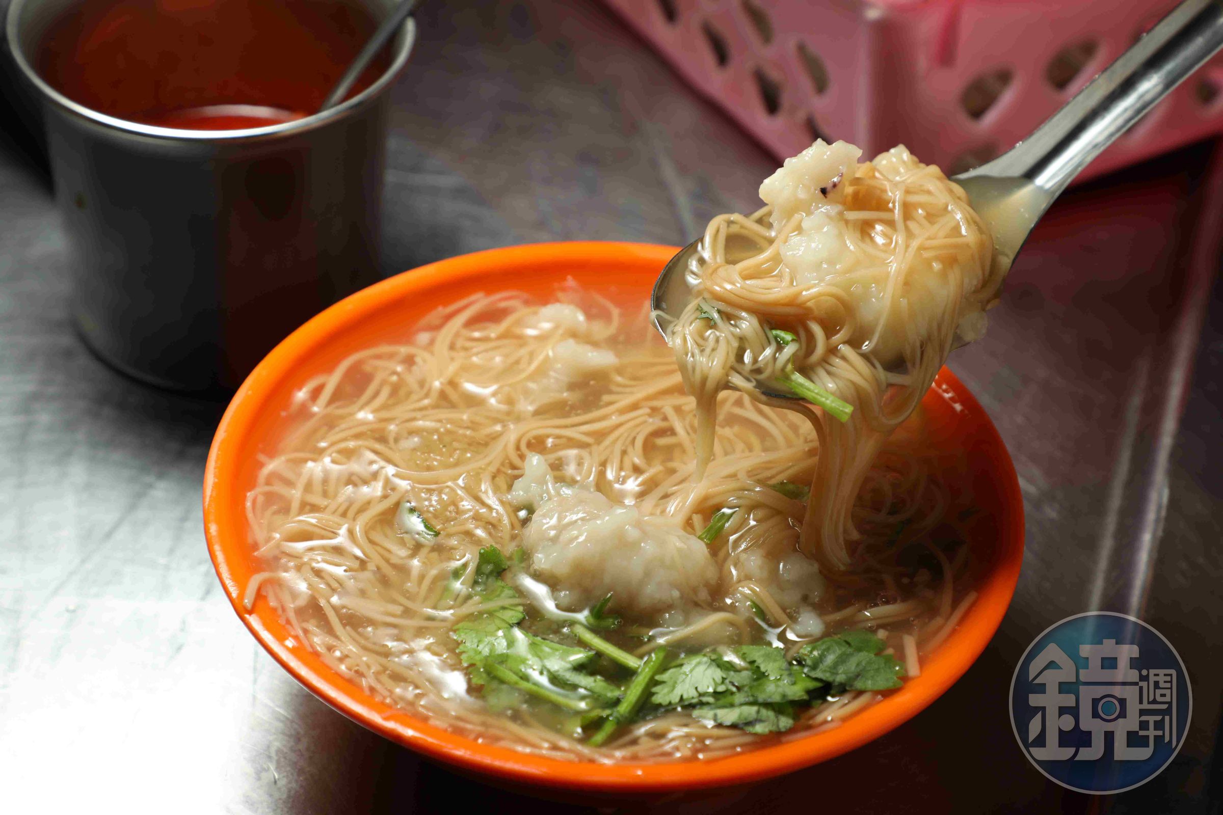 這碗「綜合麵線羹」裡加了花枝焿,湯鮮味美。(55元/小碗、80元/大碗)