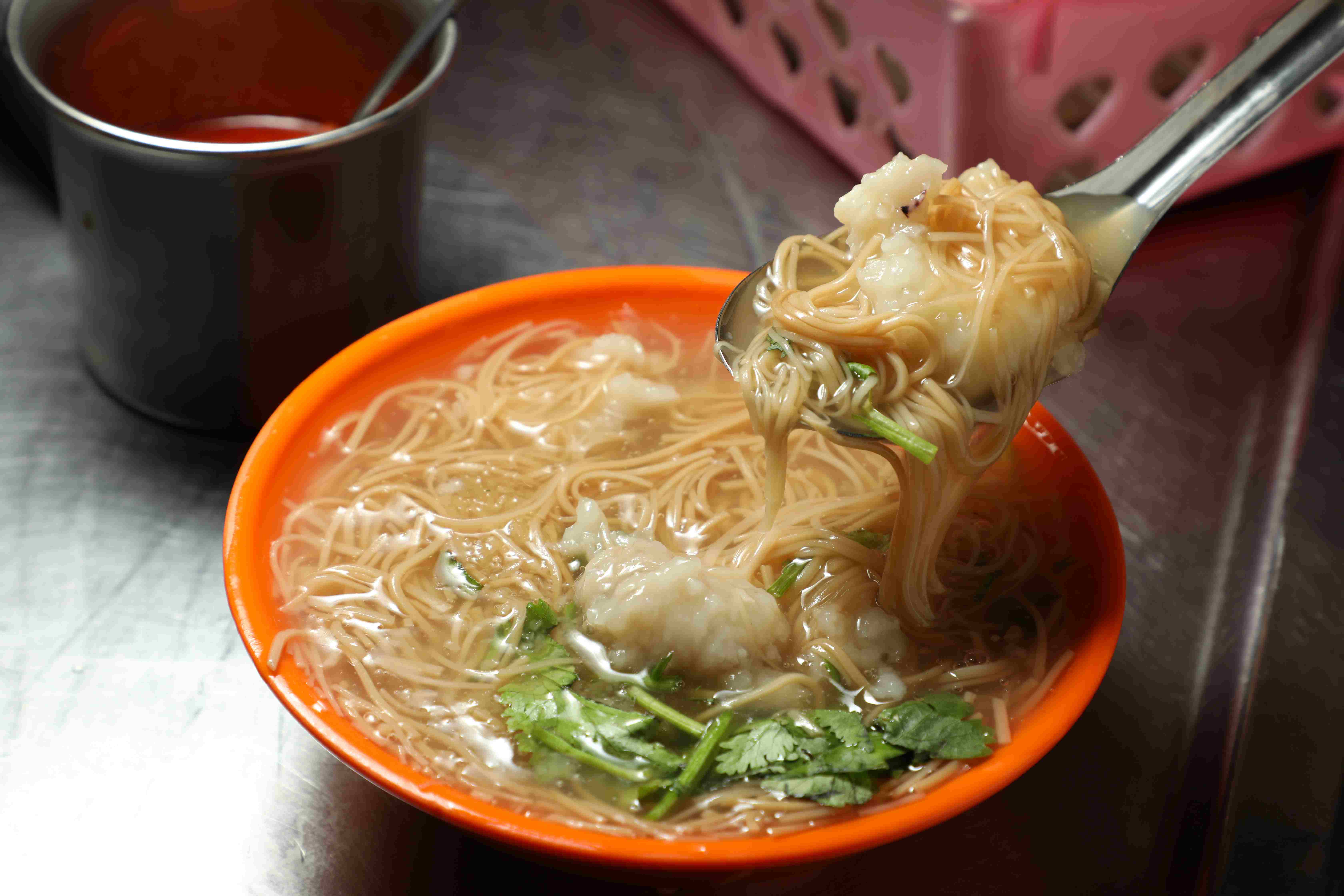 這碗「綜合麵線羹」裡加了花枝焿，湯鮮味美。（55元／小碗、80元／大碗）