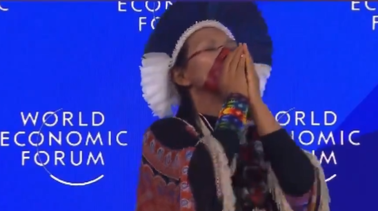 救經濟靠求神拜佛？世界經濟論壇這一幕讓網傻眼，巫師當場「咳咳」作法。（翻自X平台）