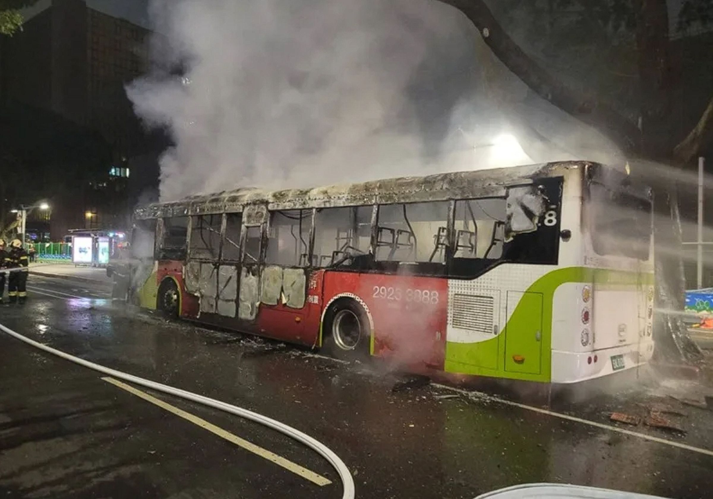 台北市大都會客運262路線電動公車16日晚間發生火燒車意外。（翻攝畫面）