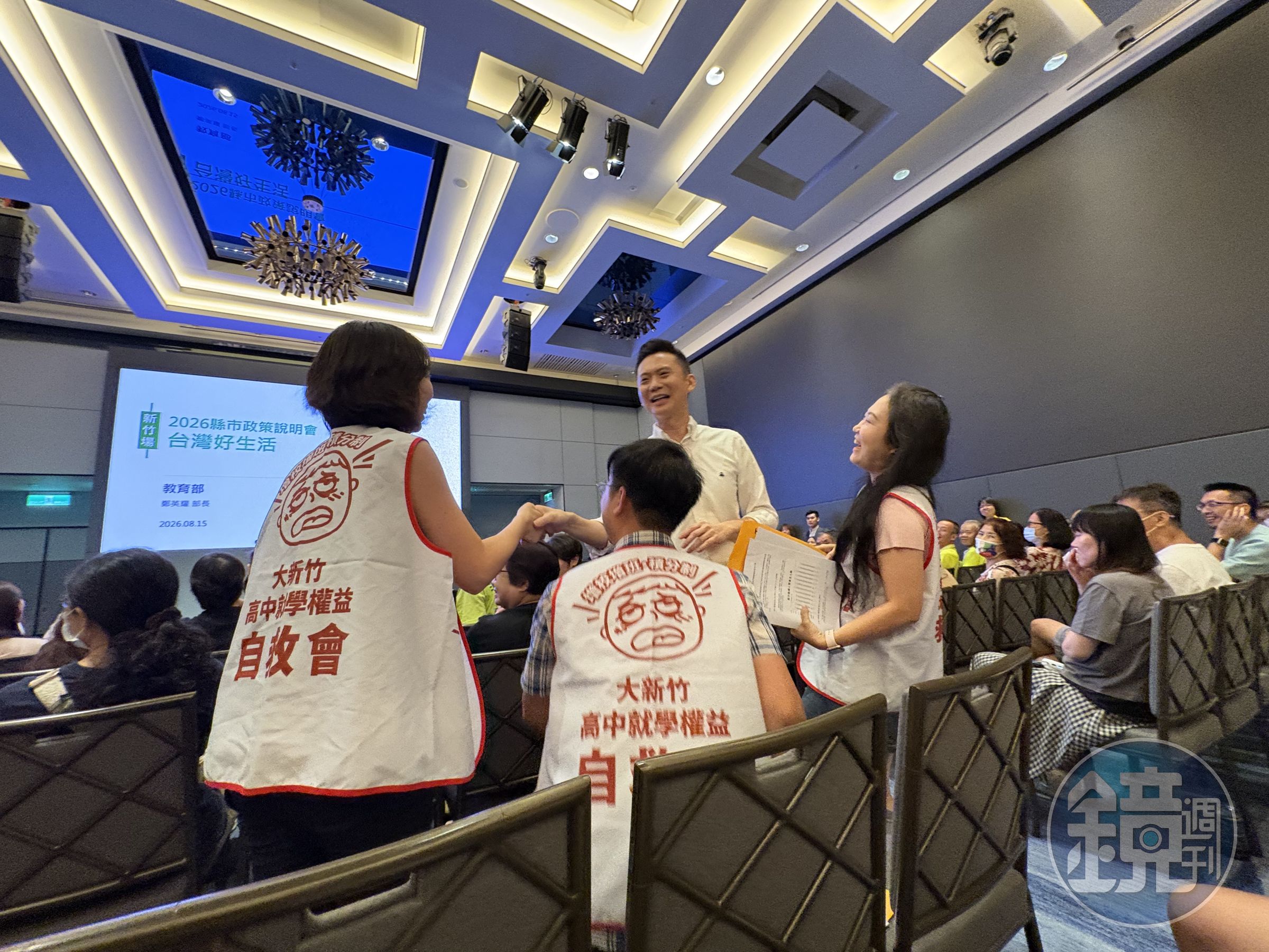 民進黨2026縣市政策說明會日前（15日）在新竹縣竹北市登場，聚焦教育、交通與城鄉治理。圖為竹北市長、新竹縣長候選人鄭朝方與「大新竹高中就學權益自救會」致意。（陳虹瑾攝）
