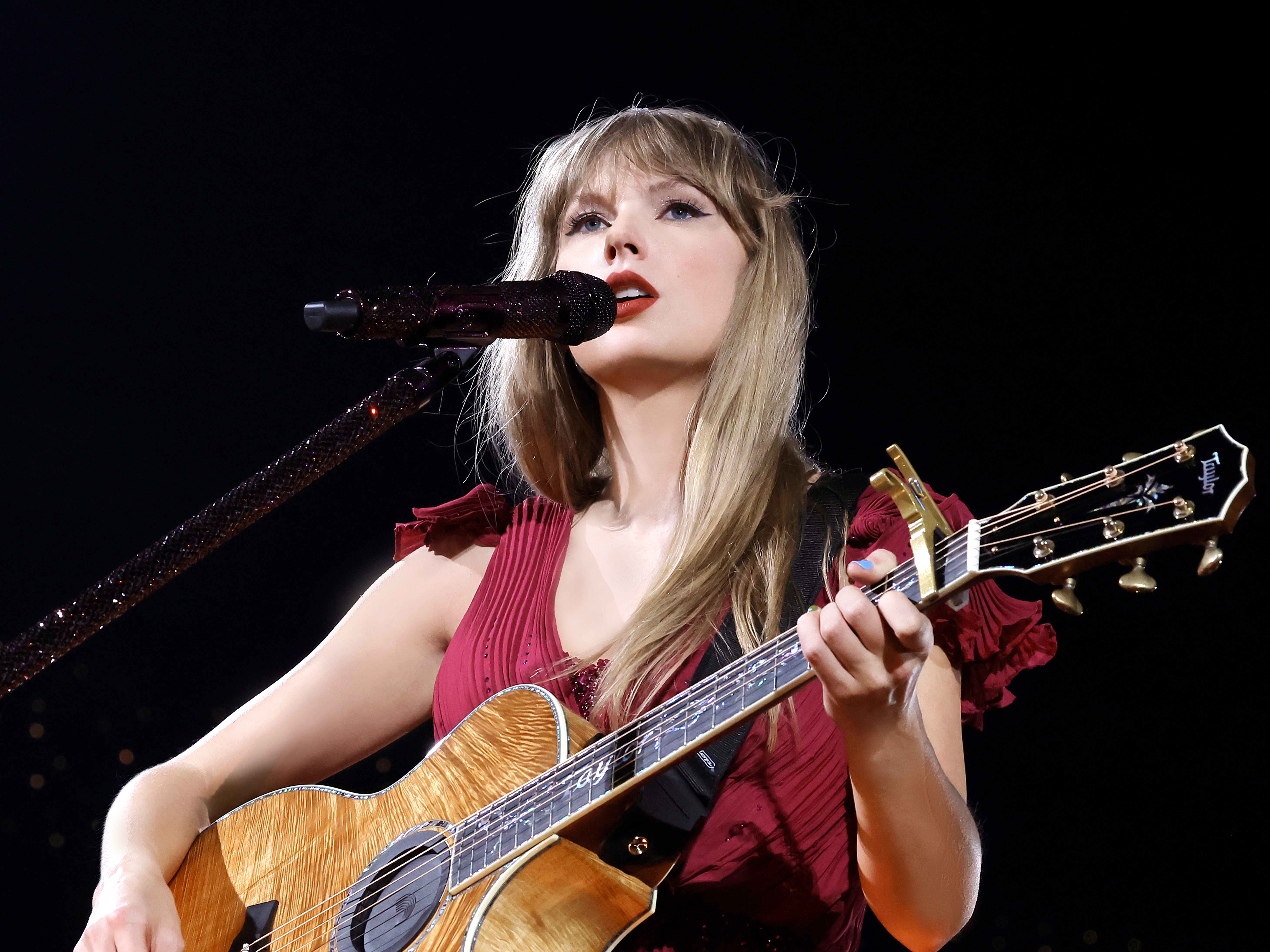 泰勒絲公佈收錄於Diney+上架的演唱會電影不插電曲目，也鼓勵粉絲舉辦觀影派對。（Disney+提供）