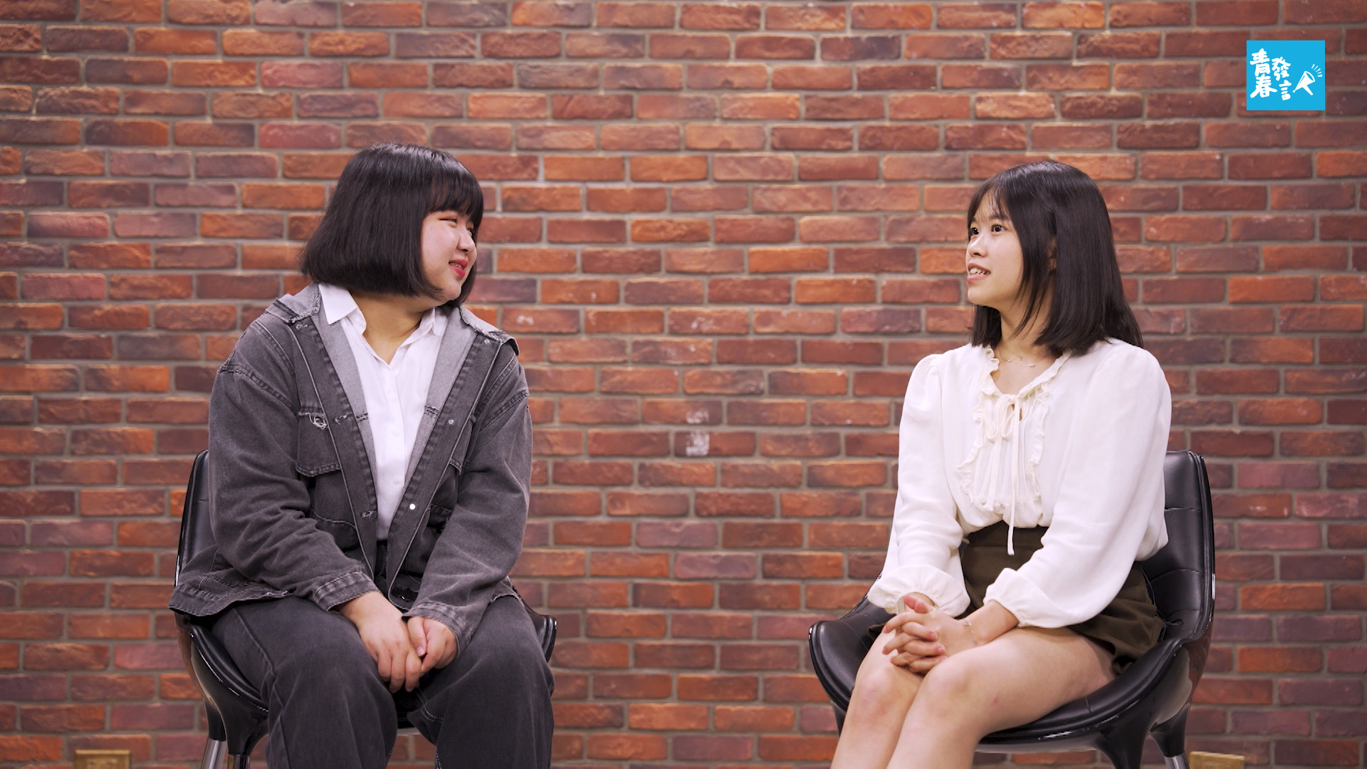 交友軟體為何帶給青少年吸引力？團隊安排兩位少女體驗交友軟體。（公視提供）