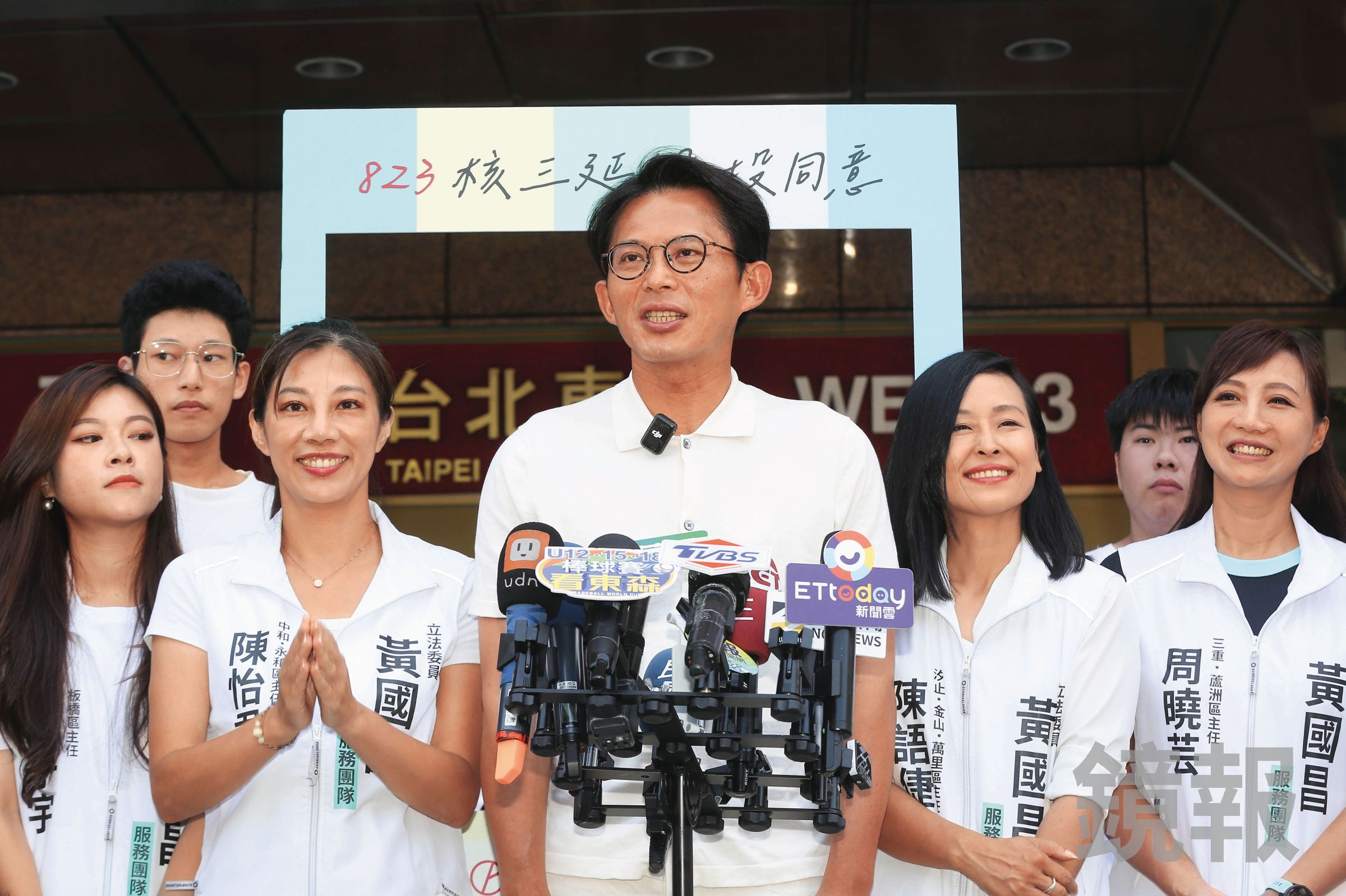 民眾黨主席黃國昌（中）表態參選新北市長，並保證「自己若非男主角」也將盡力輔選。（鏡報董孟航）