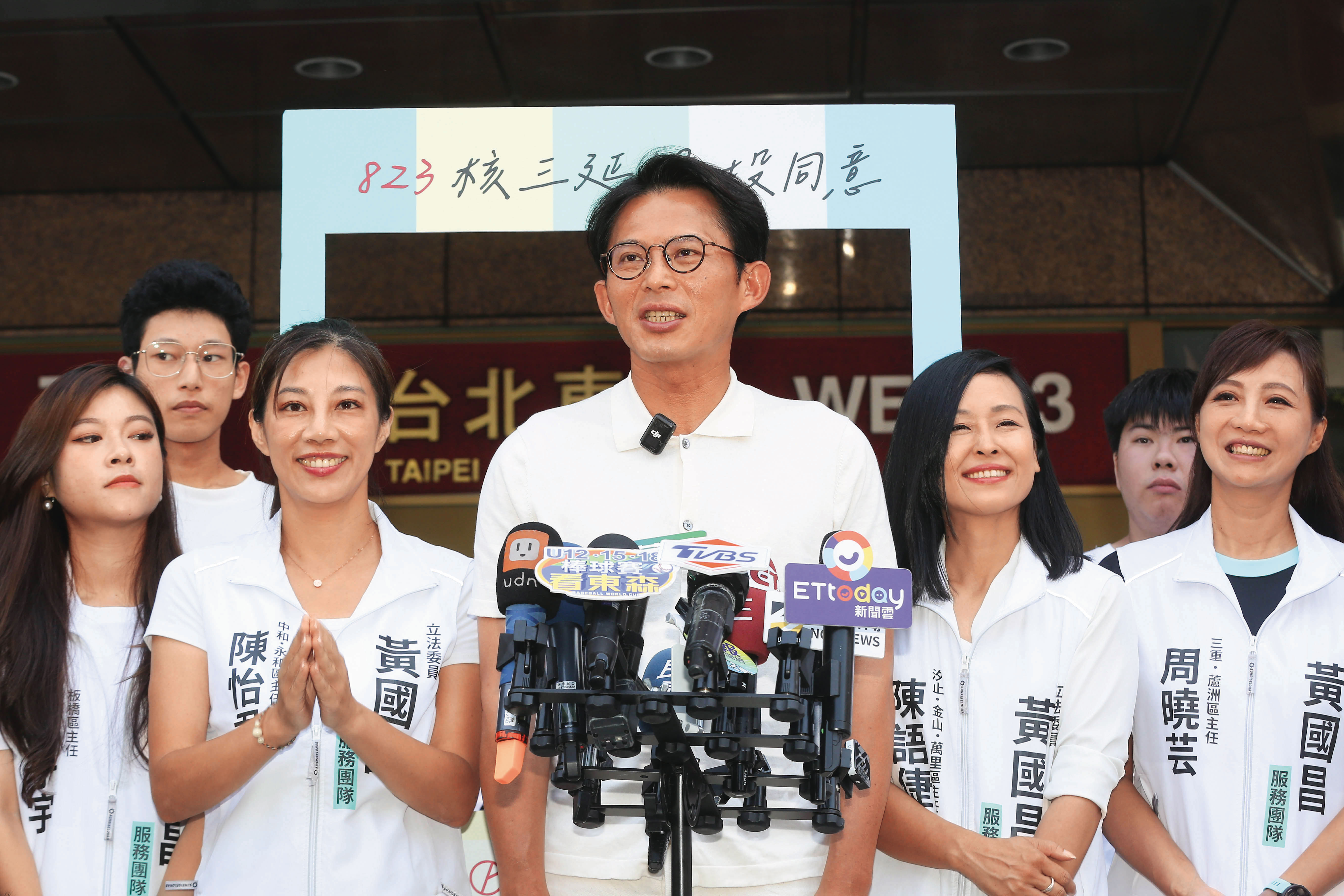 民眾黨主席黃國昌（中）表態參選新北市長，並保證「自己若非男主角」也將盡力輔選。（鏡報董孟航）