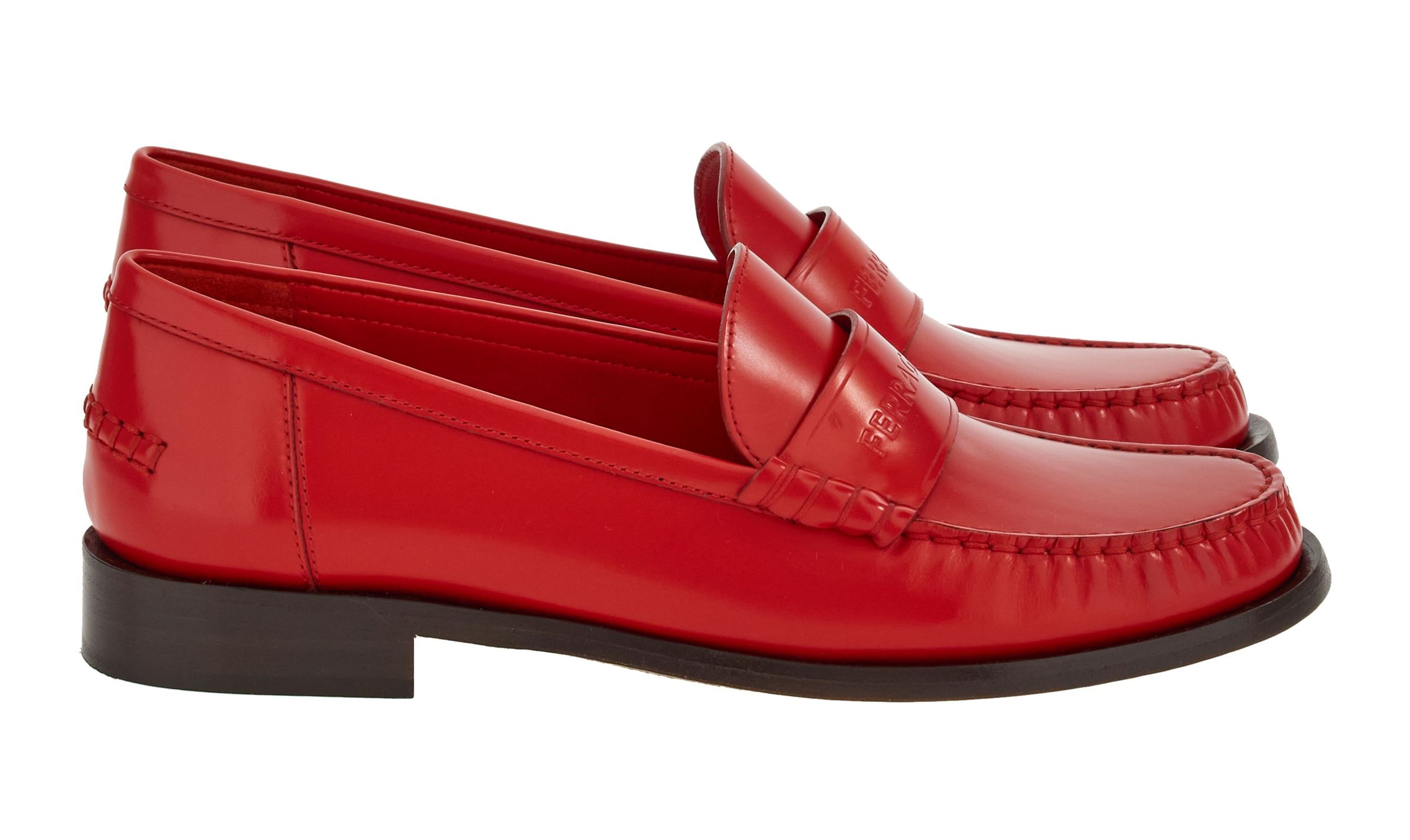 LOGO 壓紋紅色平底樂福鞋。NT$30,900（FERRAGAMO提供）