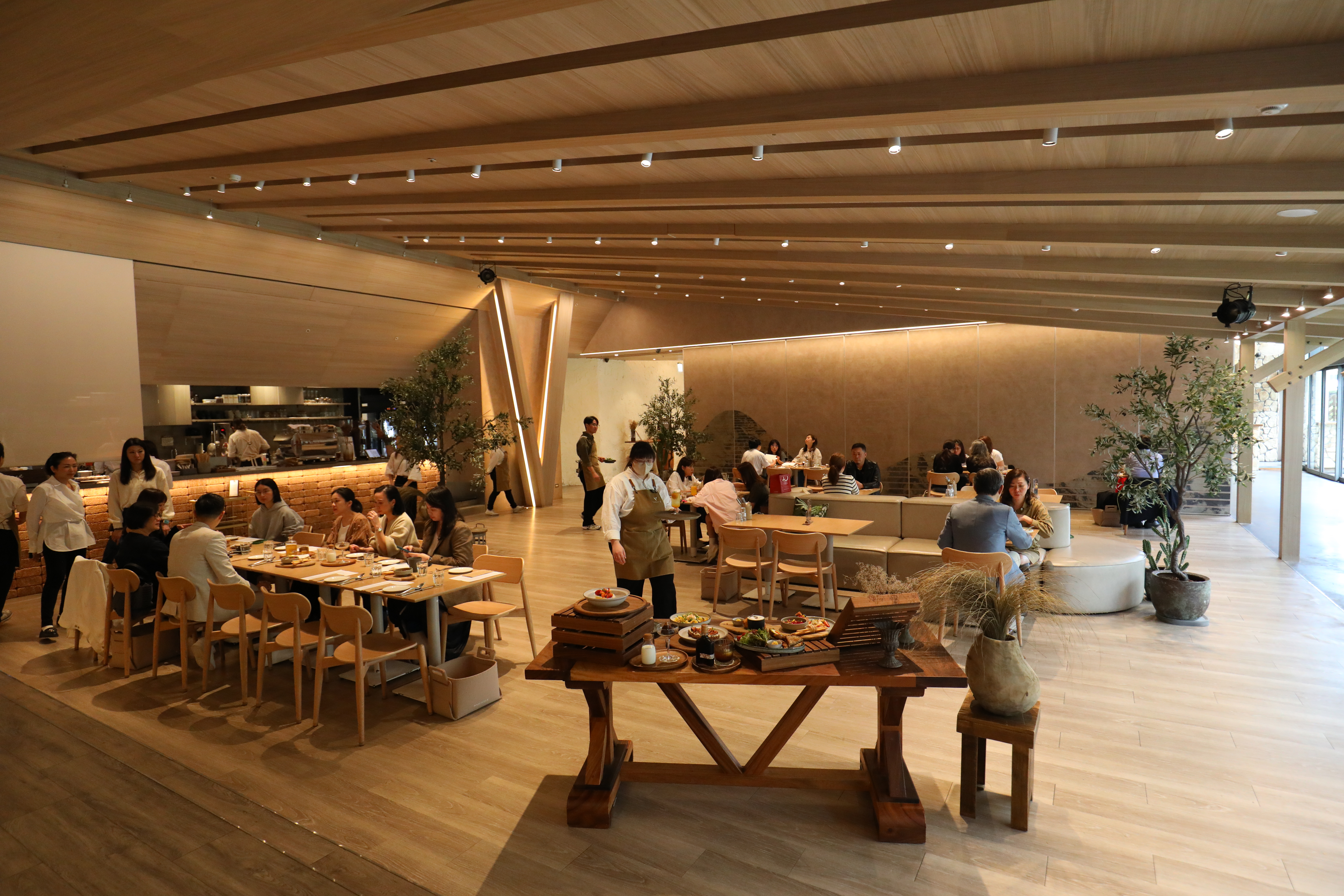 巨大的斜屋頂與超寬桌距，為「CHALET V」營造出穿透力十足的空間感。