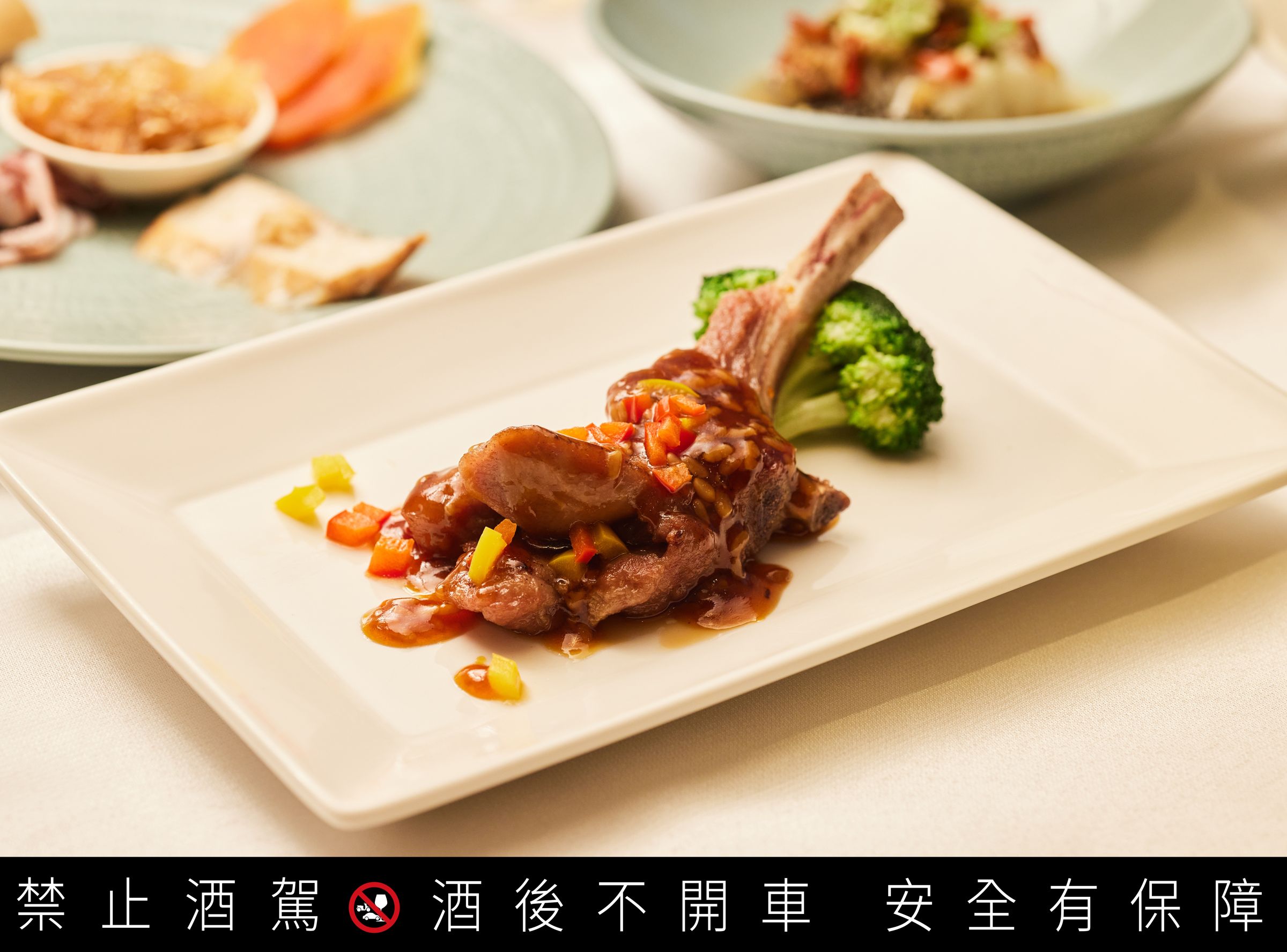 「干邑醬犢牛排」用小牛肉烹調,肉質軟嫩。雖是牛肉料理,但口感清爽不膩。