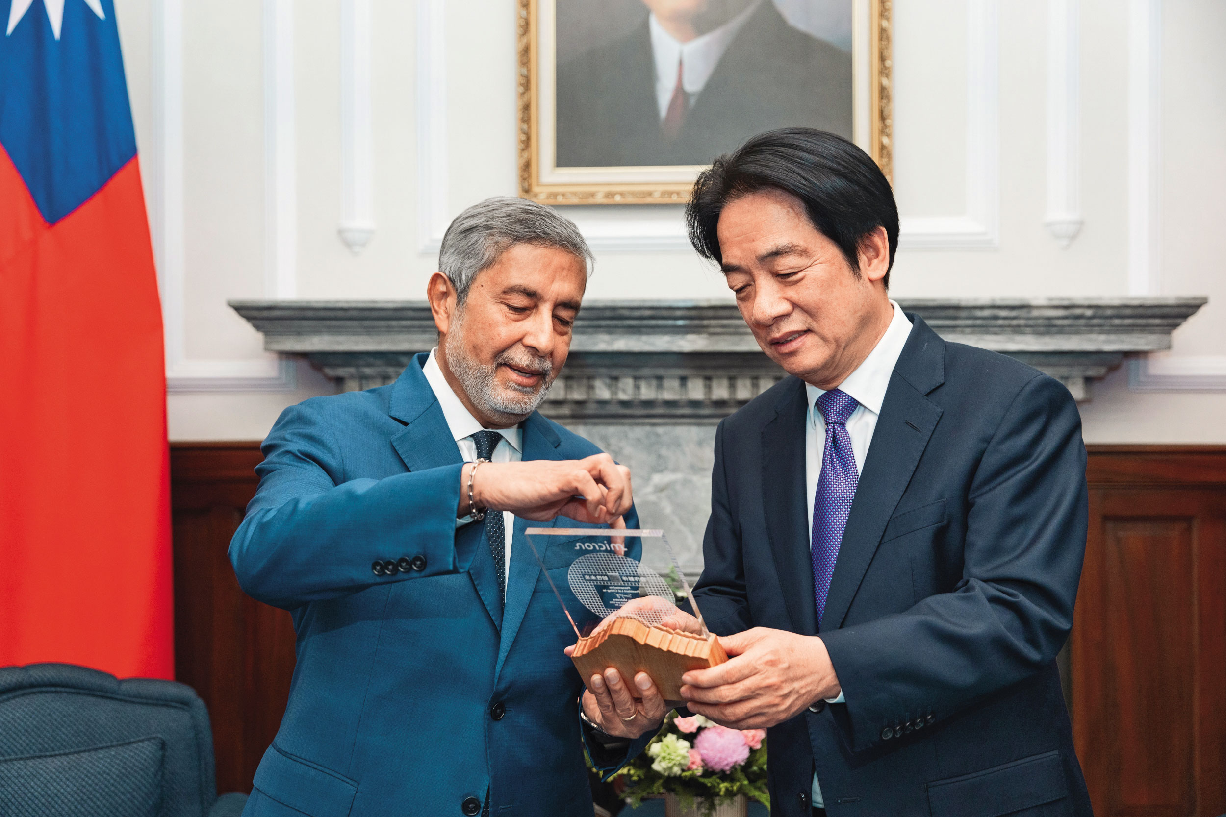 美光總裁暨執行長梅羅特拉（左）率領團隊一級主管前往總統府拜會賴清德（右）。（總統府提供）