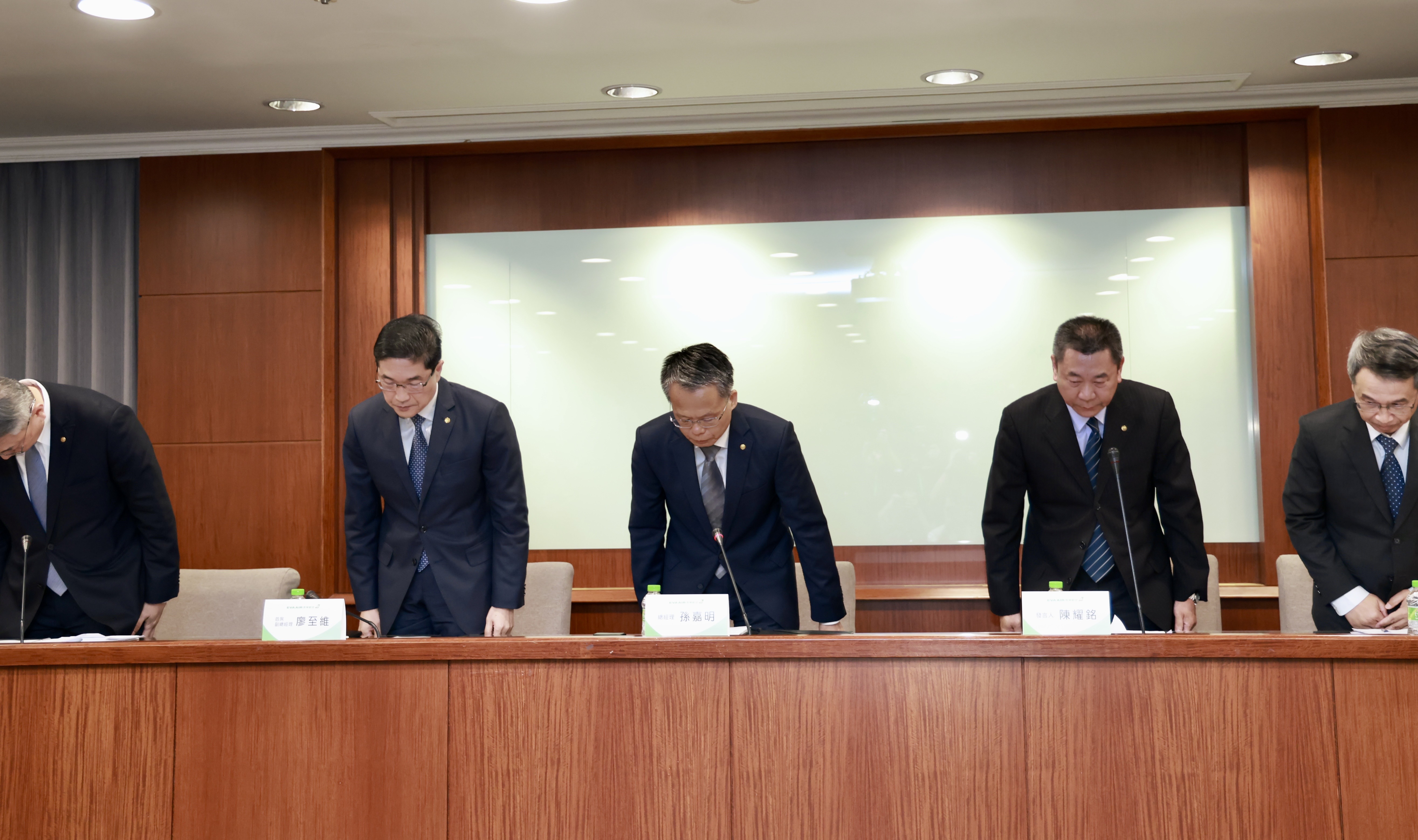 長榮航空總經理孫嘉明親率團隊,向家屬與大眾鞠躬道歉。