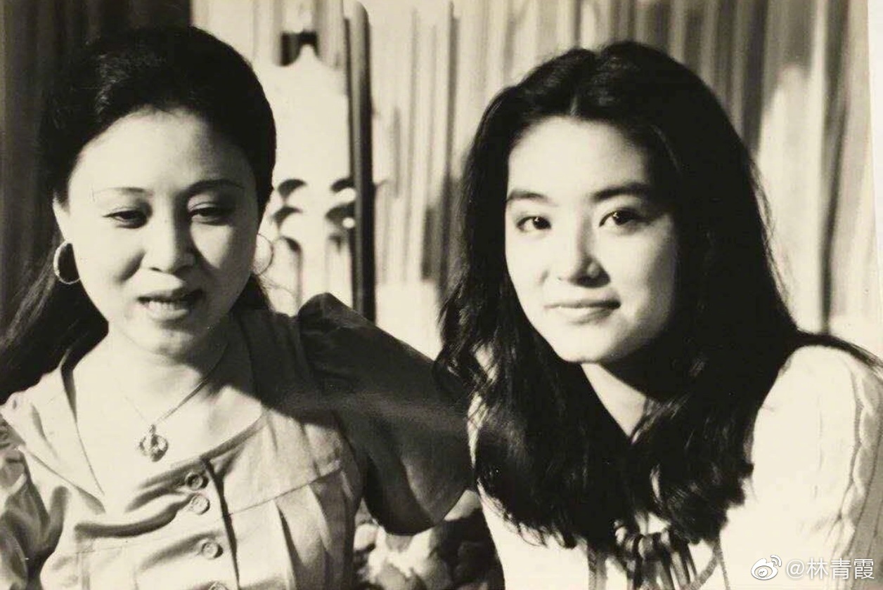 2020年，林青霞曾在微博分享她與瓊瑤的舊照，2人情誼長達50年，瓊瑤生前還常與林青霞一起聊文學與寫作。