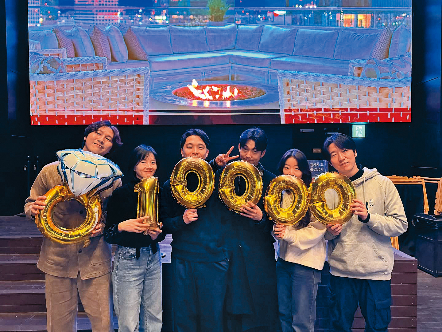 導演金太陽（左）帶著《迷望》團隊勤跑映後活動，在韓觀影人次破萬。（翻攝自JIN JIN Pictures臉書）