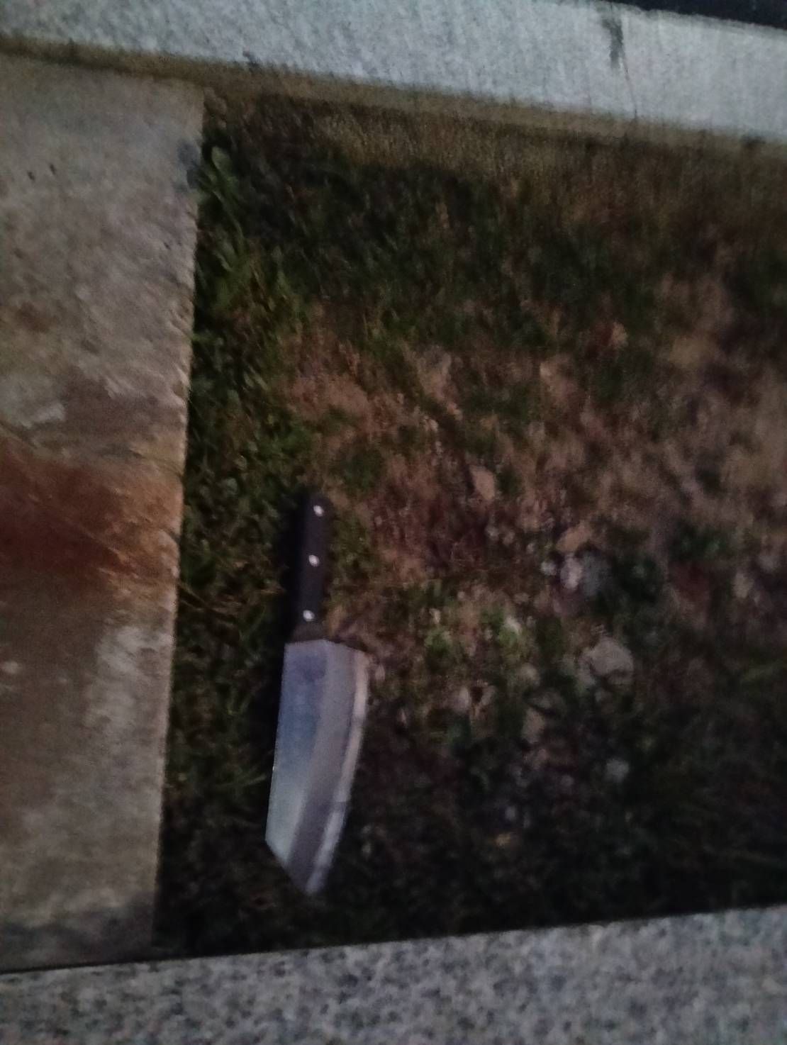 警方在現場查扣一把菜刀。（翻攝畫面）