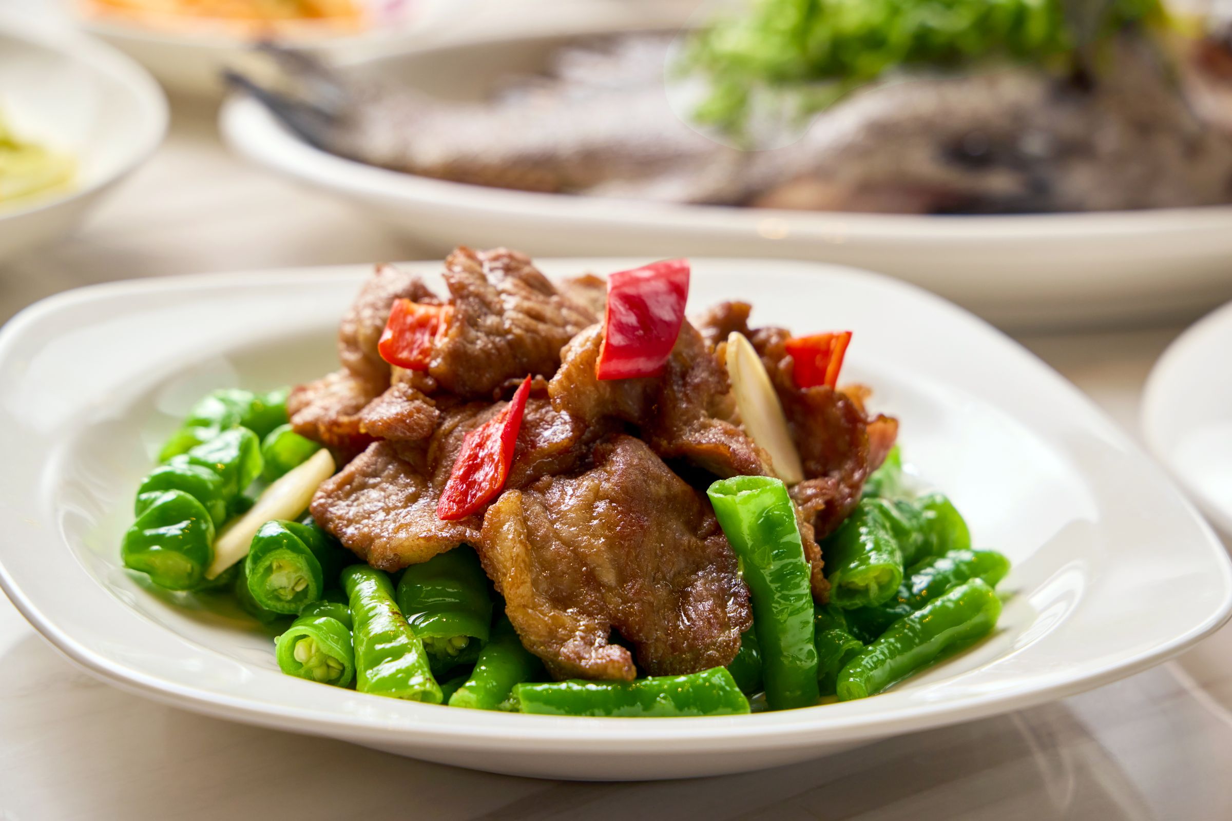 青龍豉椒黑豚肉：嚴選西班牙進口伊比利黑豚肉與當季青龍椒與特製豆豉辣椒爆炒，香氣濃郁，口感豐富。是一道極為下飯的經典粵式佳餚。