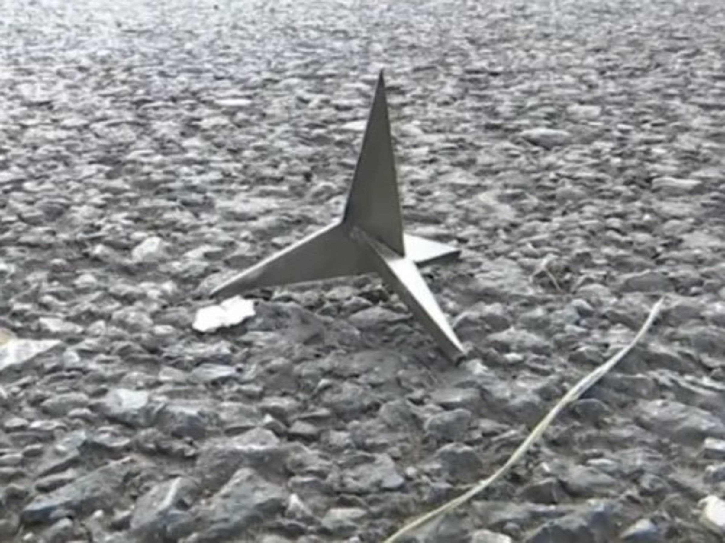 中國雲南省昆明市當地主幹道「彩雲北路」日前驚現大量鐵製「三角釘」，導致多輛行經車輛的輪胎遭刺破。（翻攝自澎湃新聞）