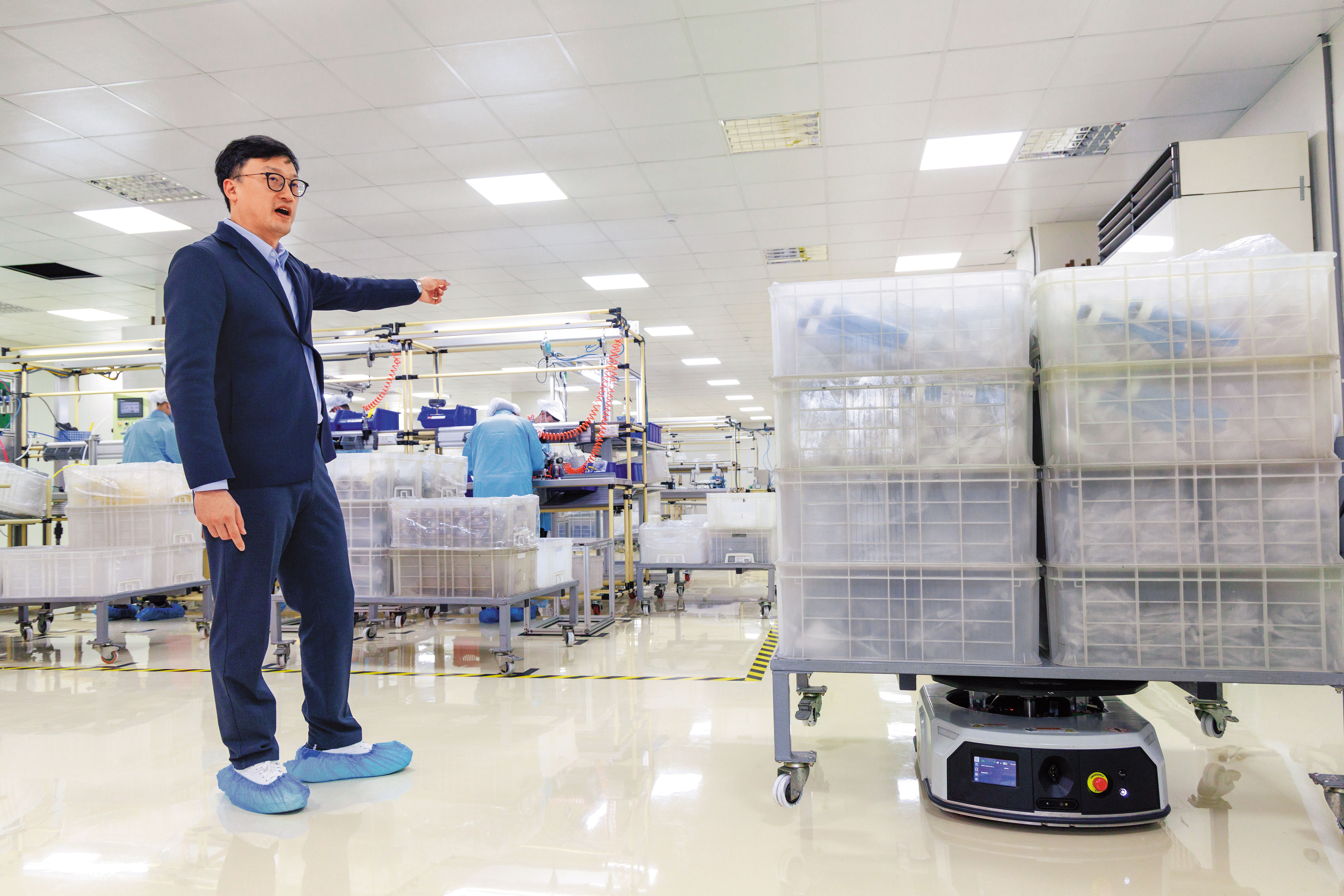 溢泰的濾心包裝區比照食品廠等級，林于鈞今年啟用搬運機器人AGV，目標朝工廠無人化發展。
