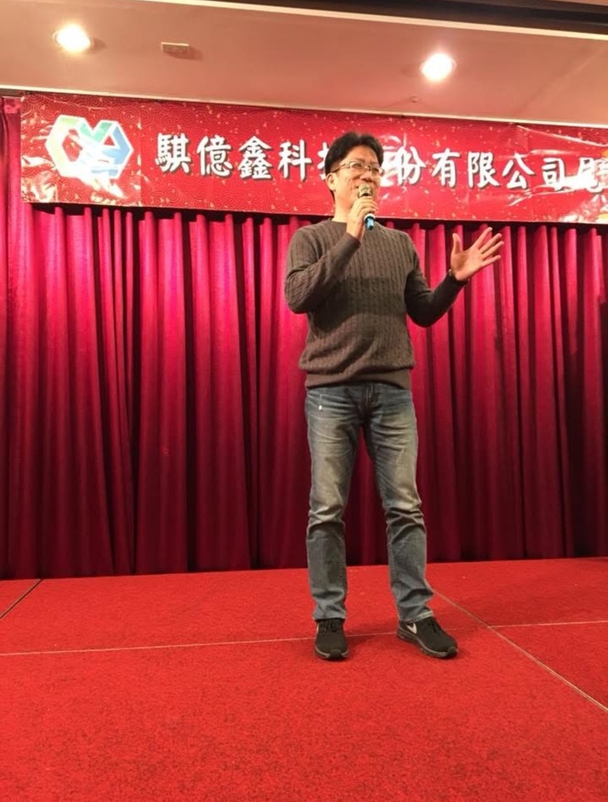 騏億鑫創立初期,洪國庭蠟燭兩頭燒,要借錢還債、還要爭取案子賺錢。(騏億鑫提供)