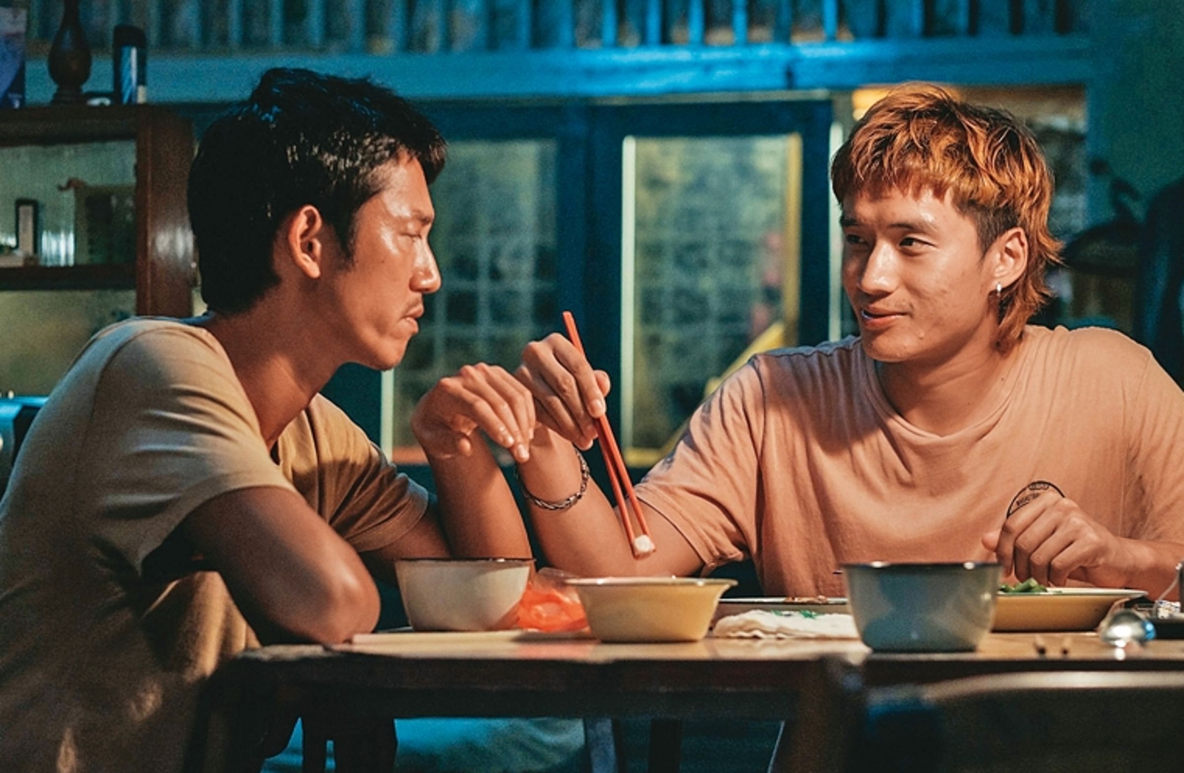 與吳慷仁(左)演出的《富都青年》,陳澤耀(右)想起來仍揪心。(甲上娛樂提供)