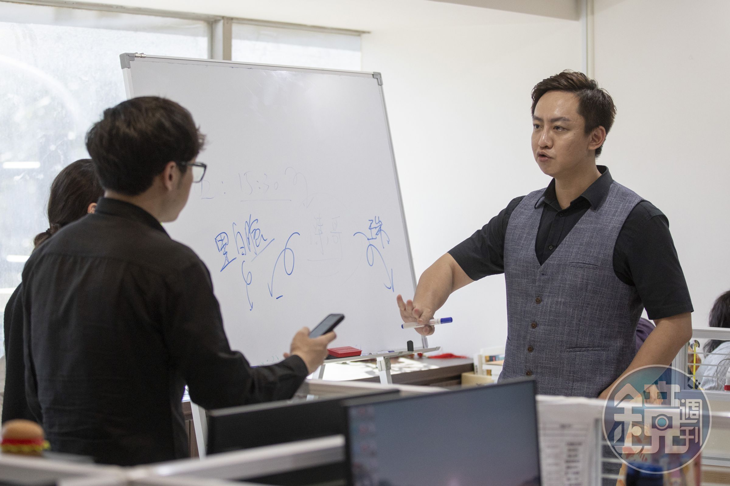 謝智博(右)招聘員工喜歡找沒有相關經驗、來自各行各業的人,他不吝於教學,常常經驗分享。