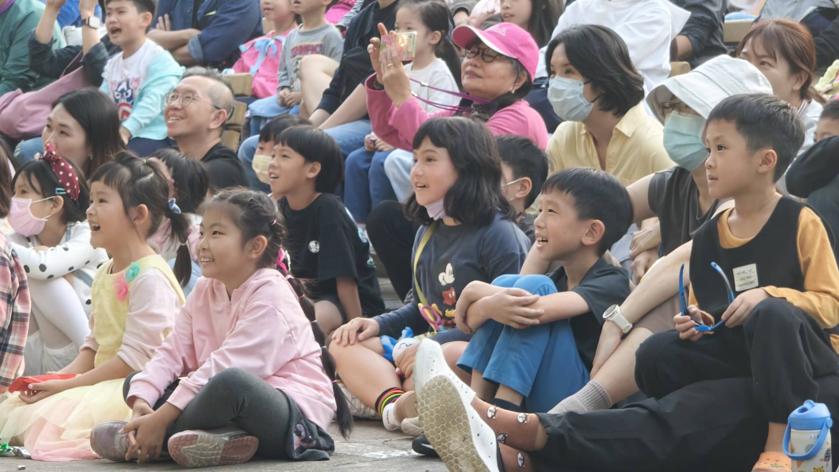 現場吸引2,500人觀賞「笑聲不斷」。（紙風車提供）