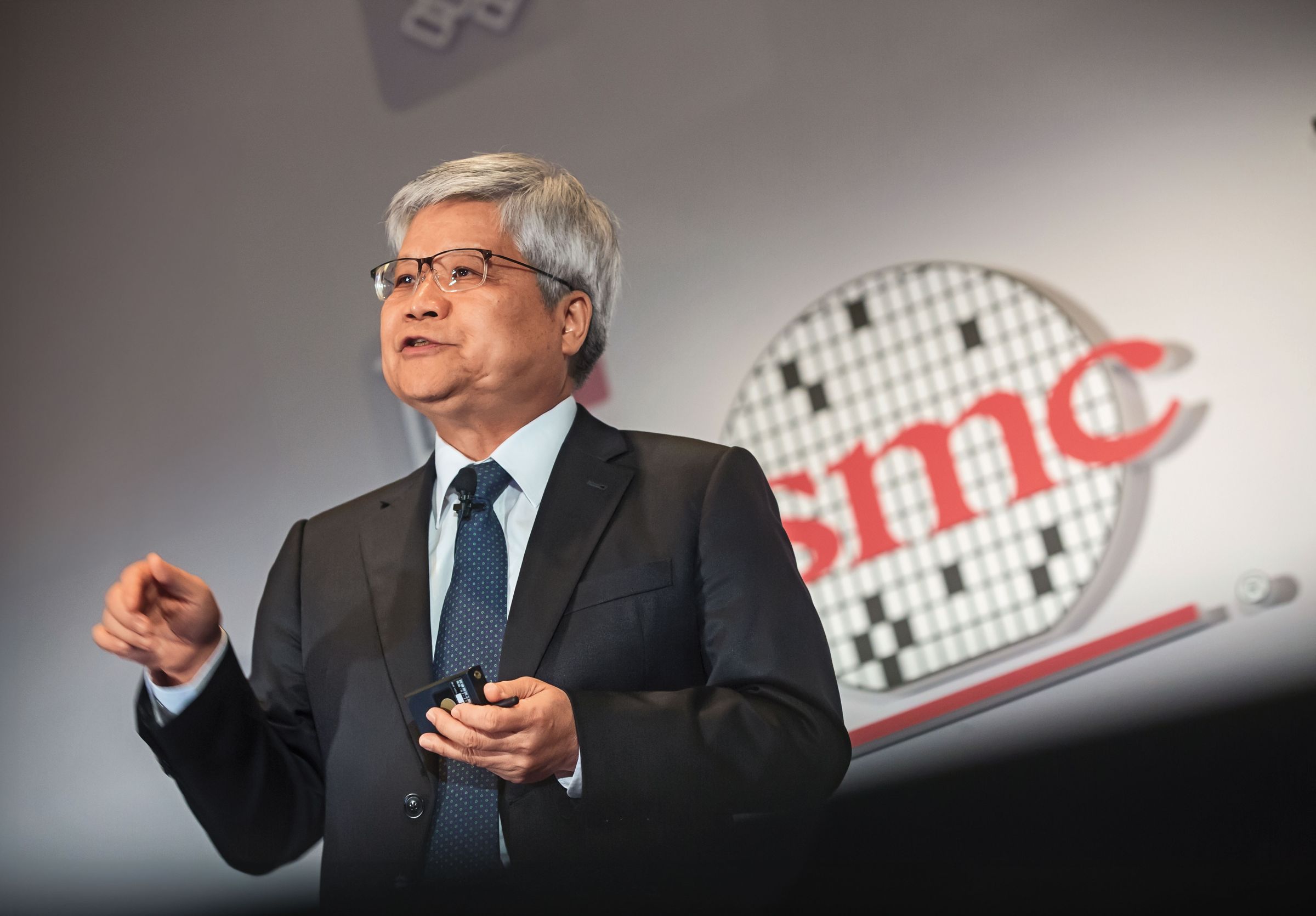 台積電法說會1／史上最甜首季獲利每股賺22元 魏哲家上修全年財測