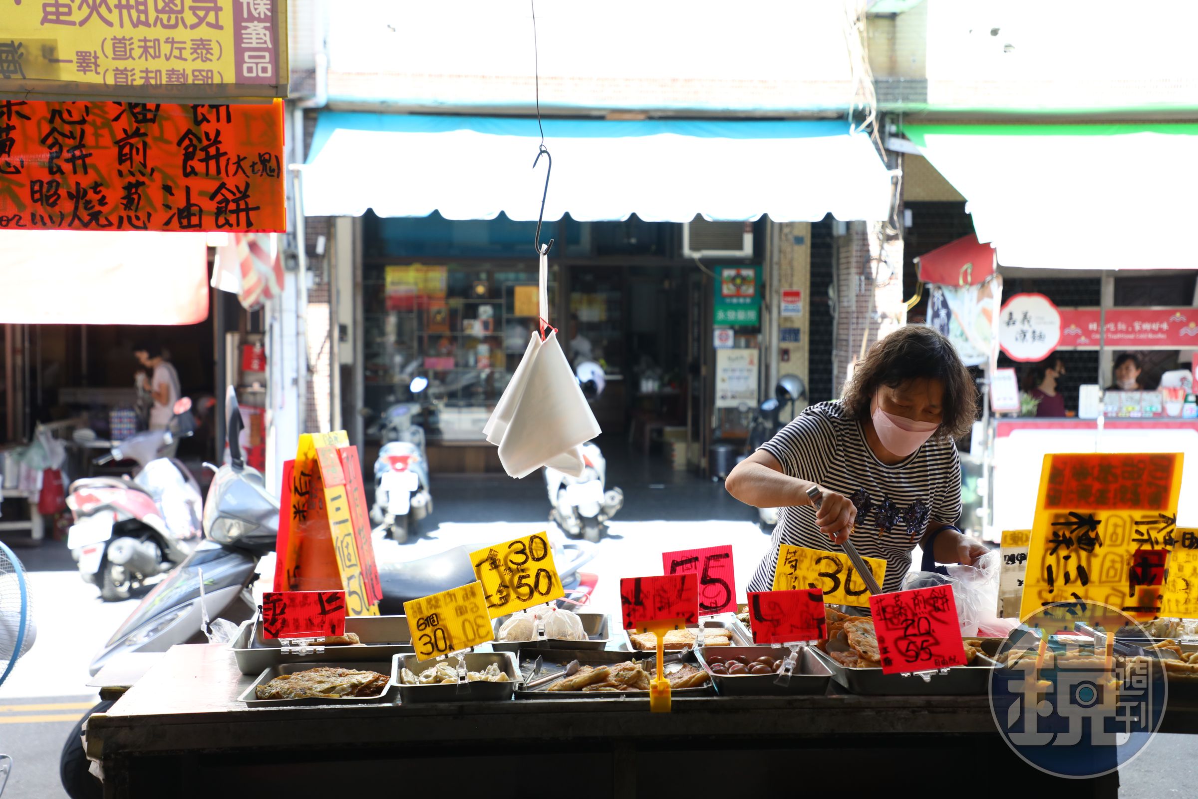 攤子上明碼標價，早餐品項豐富多元。
