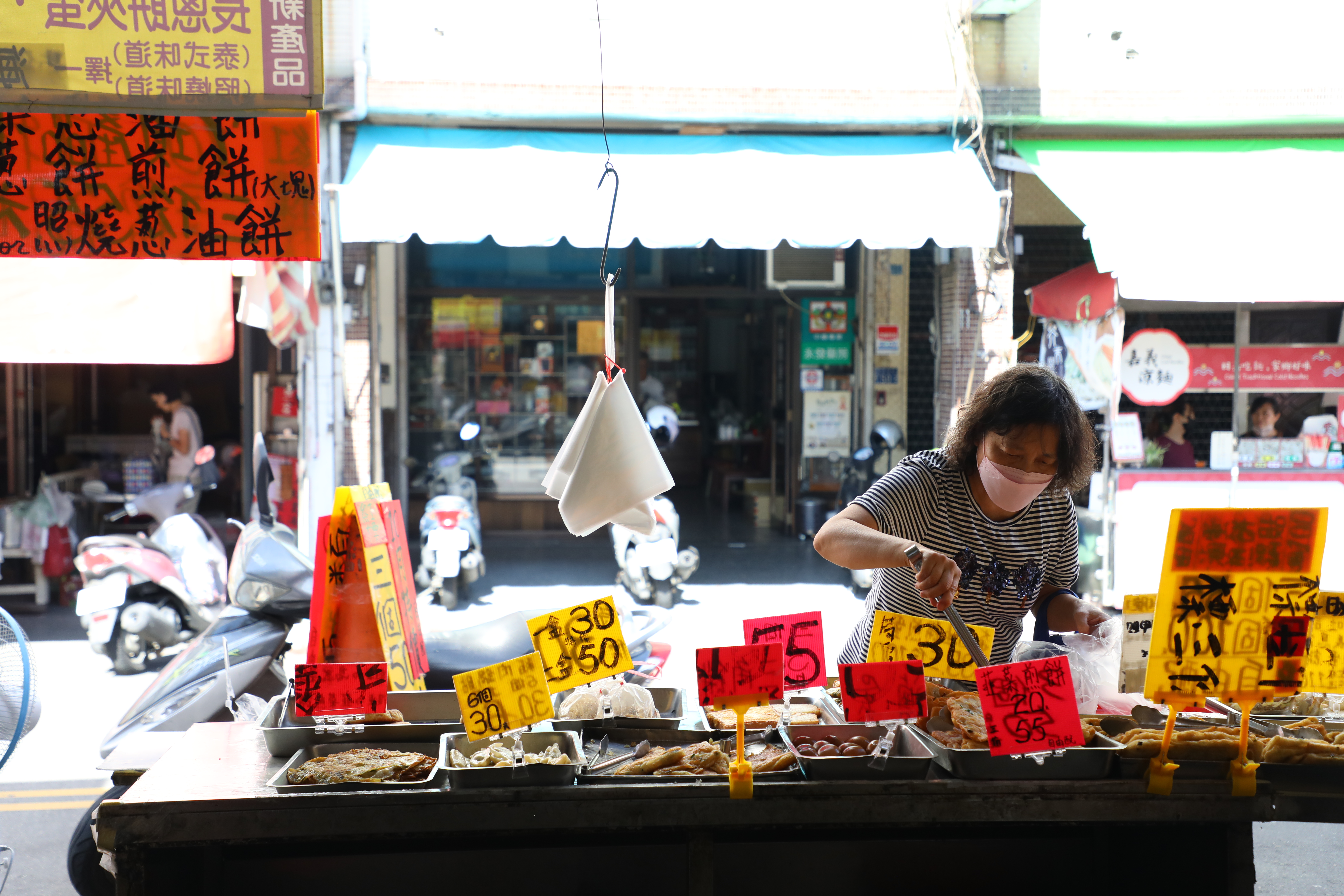攤子上明碼標價,早餐品項豐富多元。