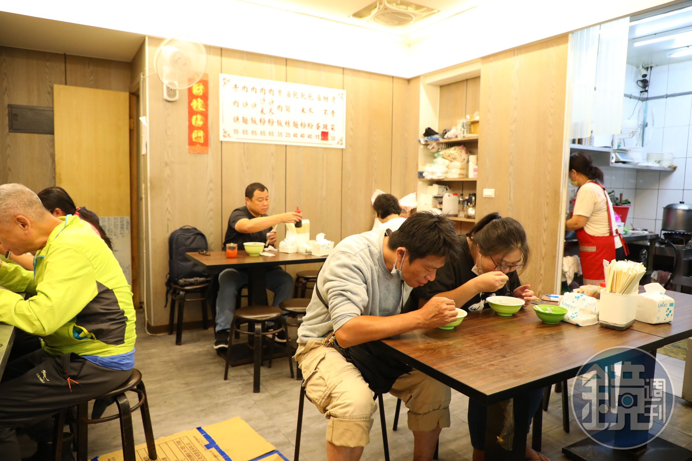 東門赤肉焿的內用區雖然簡單，但老客人川流不息。