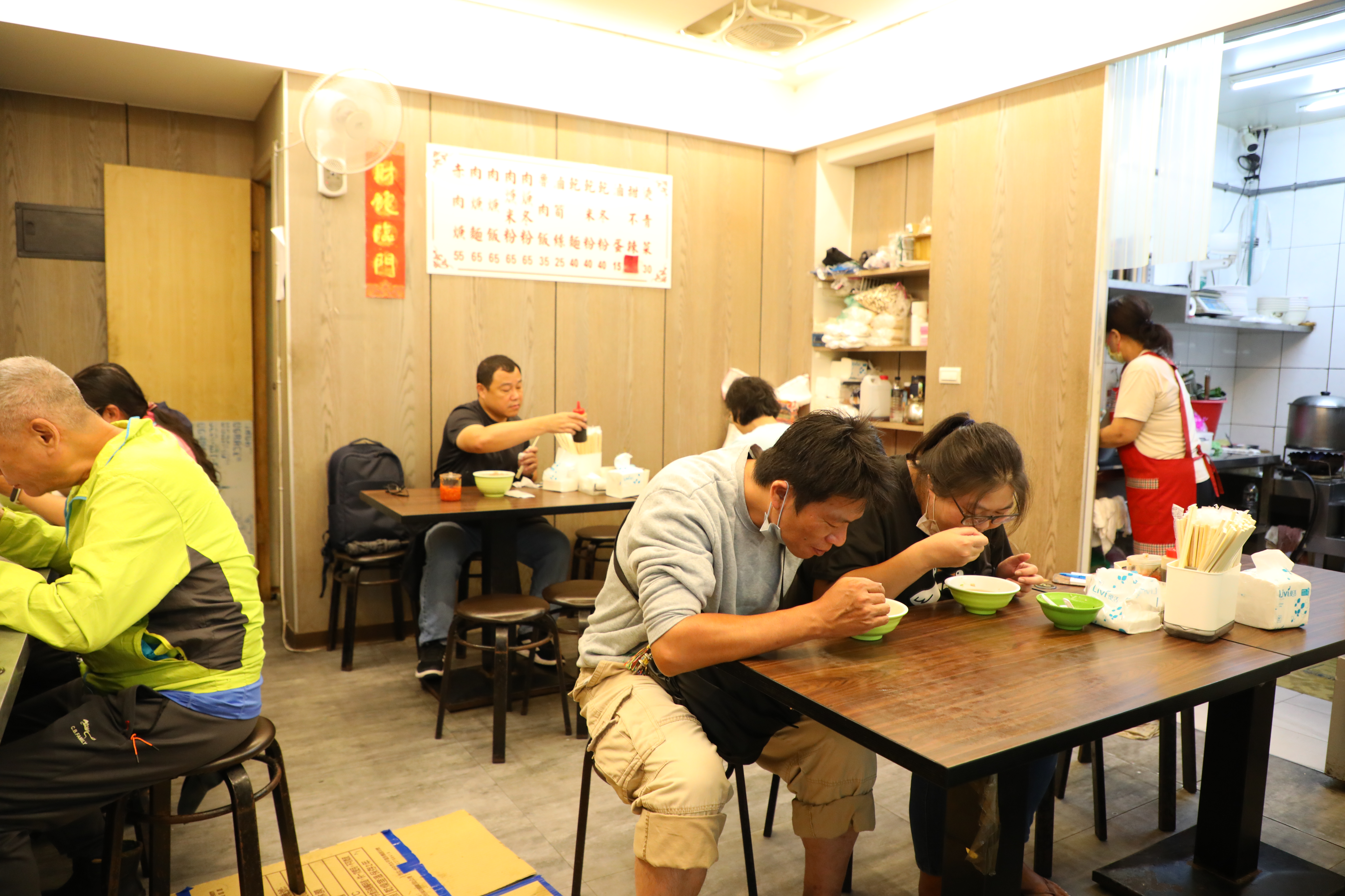 東門赤肉焿的內用區雖然簡單,但老客人川流不息。