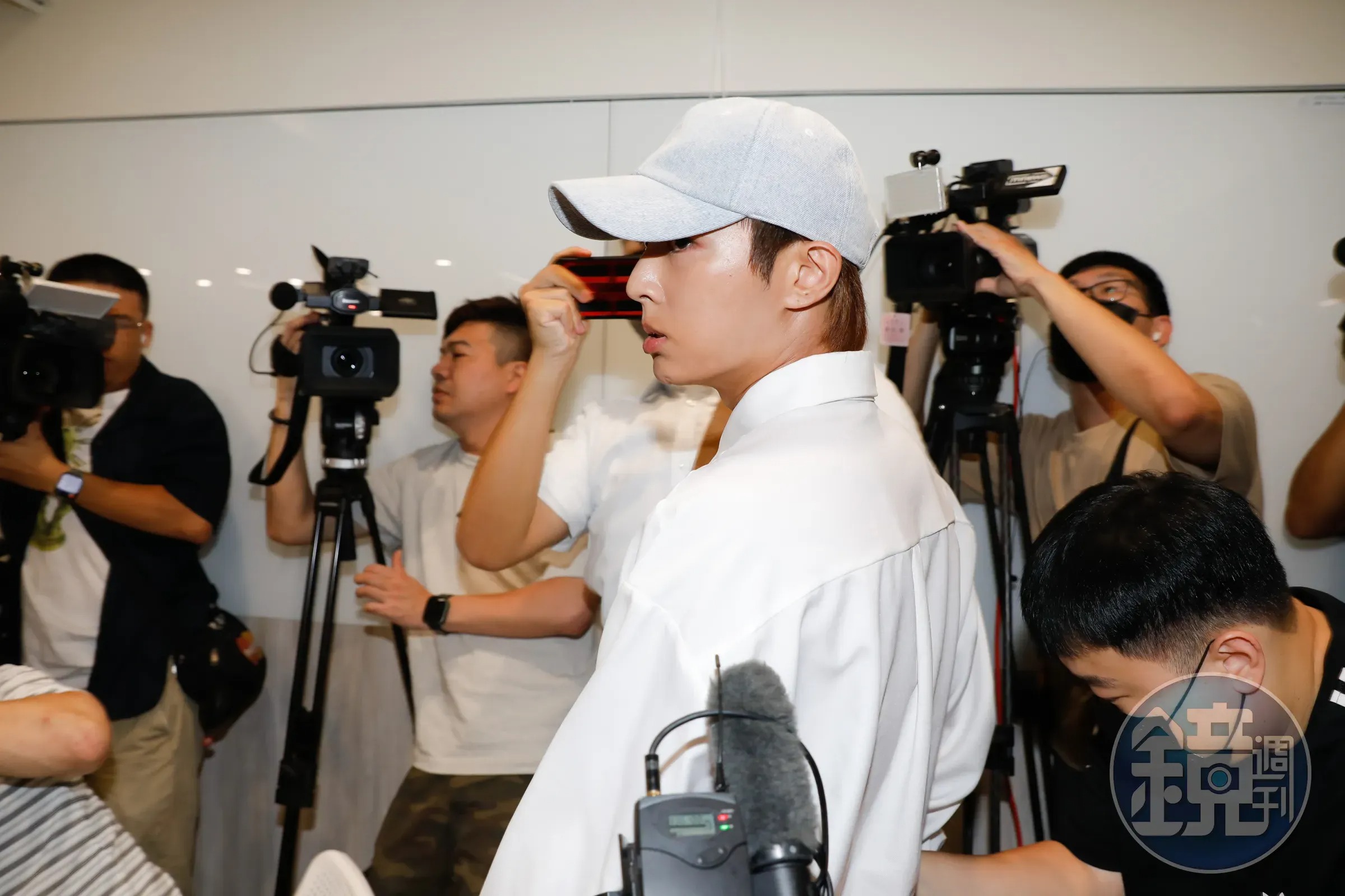 炎亞綸涉嫌偷拍未成年性行為影像遭提起公訴，另一名友人因持有影片也被一併起訴。