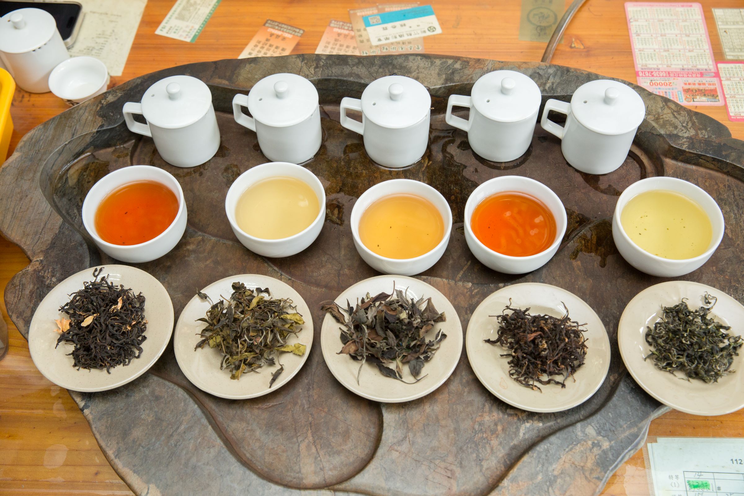 天芳茶行主力茶品由右至左分別是綠茶界裡的LV碧螺春、甘醇的蜜香紅茶、俗語有云三年藥的白茶、剛剛製成喝起來淡雅的白茶、以及私房柚花紅茶。