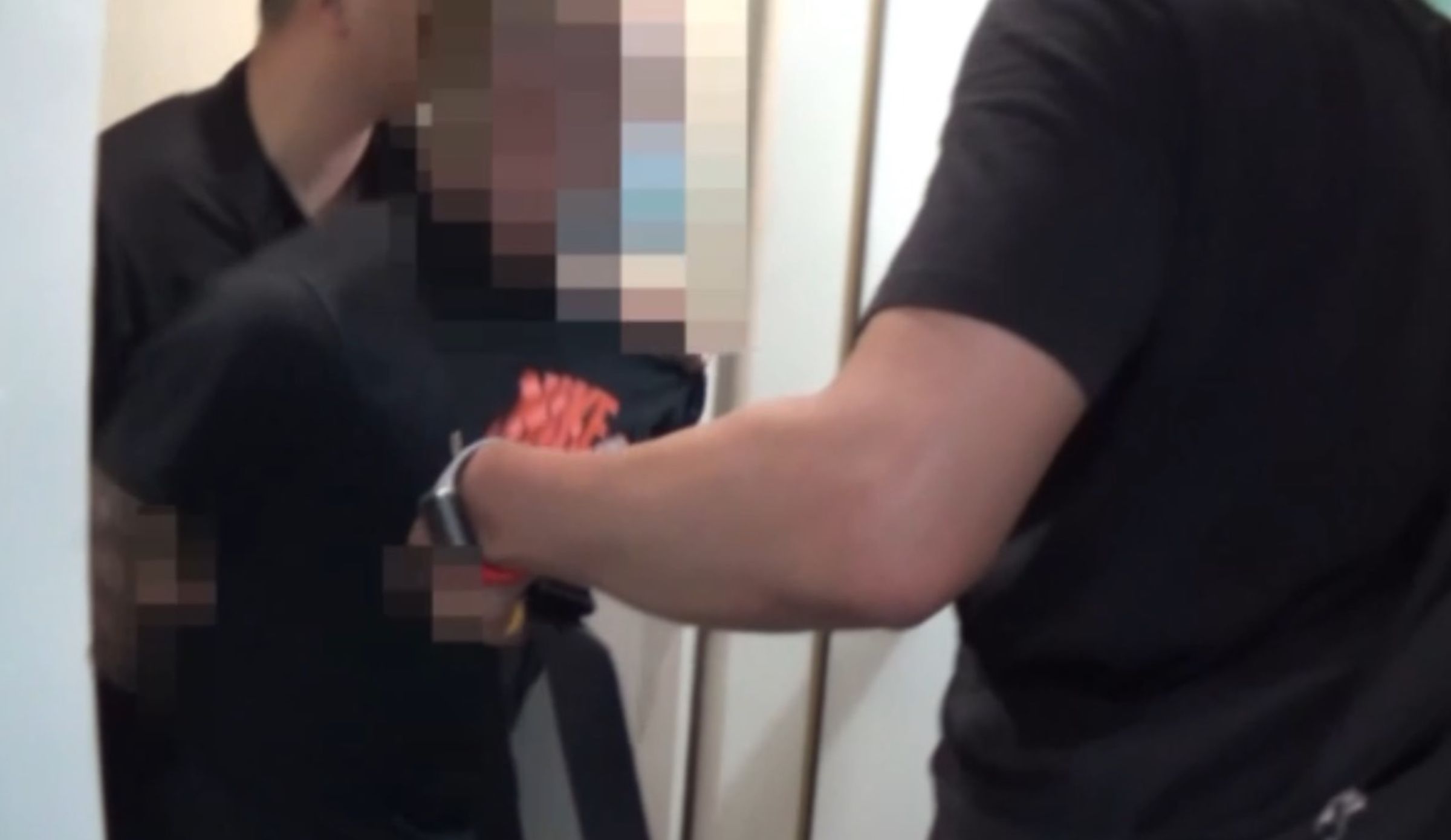 警方至李男租屋處搜索,並將他帶回訊問送辦。(翻攝畫面)