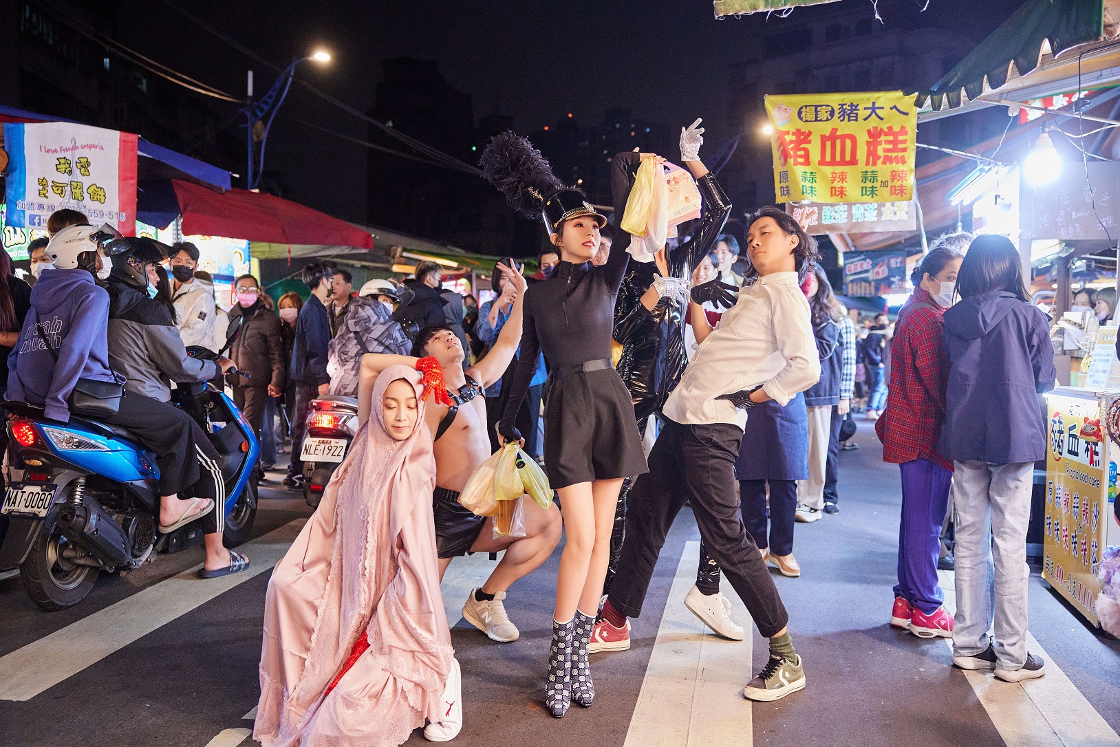 孫淑媚穿上誇飾華麗造型帶領前衛舞者逛夜市熱舞。(一直打不倒有限公司提供)